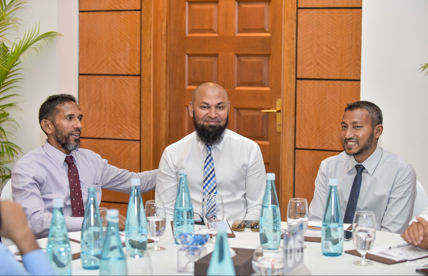 ކުރުނބާ މޯލްޑިވްސް: އޭޕްރީލް 30، 2018- "މޯލްޑިވްސް ފައިނޭންސް ފޯރަމް 2018" އިފުތިތާހު ކުރުމަށް ބޭއްވި ރަސްމިއްޔާތުގައި ބައިވެރިވެވަޑައިގެންނެވި ބައެއް ބޭފުޅުން: މިއީ ޕެންޝަން އޮފީހުން އިންތިޒާމް ކޮށްގެން ކޮންމެ އަހަރަކު ރާއްޖޭގައި ބާއްވާ ފޯރަމެއް. މި އަހަރުގެ ފޯރަމް ޝަރަފުވެރި ކޮށްދެއްވީ އެމްއެމްއޭގެ ގަވަރުނަރު އަހުމަދު ނަސީރު.---ފޮޓޯ: ނިޝާން އަލީ/މިހާރު