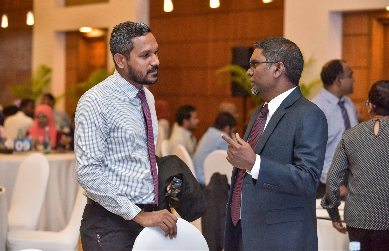 ކުރުނބާ މޯލްޑިވްސް: އޭޕްރީލް 30، 2018- "މޯލްޑިވްސް ފައިނޭންސް ފޯރަމް 2018" އިފުތިތާހު ކުރުމަށް ބޭއްވި ރަސްމިއްޔާތުގެ ޝަރަފުވެރި މެހުމާން އެމްއެމްއޭގެ ގަވަރުނަރު އަހުމަދު ނަސީރު (ކ) ބޭފުޅަކާ ވާހަކަ ދައްކަވަނީ: މިއީ ޕެންޝަން އޮފީހުން އިންތިޒާމް ކޮށްގެން ކޮންމެ އަހަރަކު ރާއްޖޭގައި ބާއްވާ ފޯރަމެއް. މި އަހަރުގެ ފޯރަމް ޝަރަފުވެރި ކޮށްދެއްވީ އެމްއެމްއޭގެ ގަވަރުނަރު އަހުމަދު ނަސީރު.---ފޮޓޯ: ނިޝާން އަލީ/މިހާރު