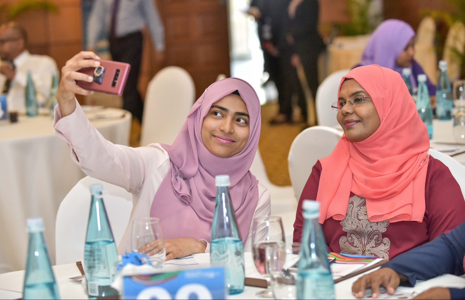 ކުރުނބާ މޯލްޑިވްސް: އޭޕްރީލް 30، 2018- "މޯލްޑިވްސް ފައިނޭންސް ފޯރަމް 2018" އިފުތިތާހު ކުރުމަށް ބޭއްވި ރަސްމިއްޔާތުގައި ބައިވެރިވެވަޑައިގެންނެވި ބައެއް ބޭފުޅުން: މިއީ ޕެންޝަން އޮފީހުން އިންތިޒާމް ކޮށްގެން ކޮންމެ އަހަރަކު ރާއްޖޭގައި ބާއްވާ ފޯރަމެއް. މި އަހަރުގެ ފޯރަމް ޝަރަފުވެރި ކޮށްދެއްވީ އެމްއެމްއޭގެ ގަވަރުނަރު އަހުމަދު ނަސީރު.---ފޮޓޯ: ނިޝާން އަލީ/މިހާރު