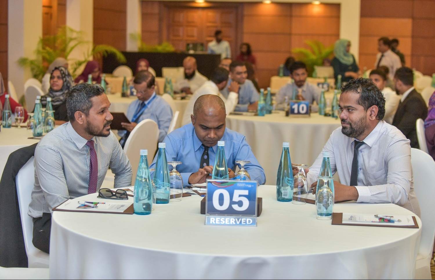 ކުރުނބާ މޯލްޑިވްސް: އޭޕްރީލް 30، 2018- "މޯލްޑިވްސް ފައިނޭންސް ފޯރަމް 2018" އިފުތިތާހު ކުރުމަށް ބޭއްވި ރަސްމިއްޔާތުގައި ބައިވެރިވެވަޑައިގެންނެވި ބައެއް ބޭފުޅުން: މިއީ ޕެންޝަން އޮފީހުން އިންތިޒާމް ކޮށްގެން ކޮންމެ އަހަރަކު ރާއްޖޭގައި ބާއްވާ ފޯރަމެއް. މި އަހަރުގެ ފޯރަމް ޝަރަފުވެރި ކޮށްދެއްވީ އެމްއެމްއޭގެ ގަވަރުނަރު އަހުމަދު ނަސީރު.---ފޮޓޯ: ނިޝާން އަލީ/މިހާރު