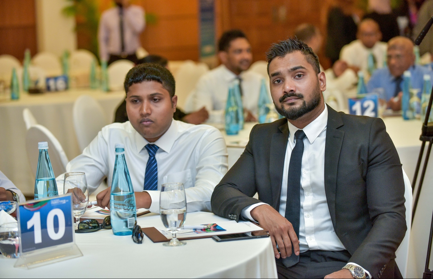 ކުރުނބާ މޯލްޑިވްސް: އޭޕްރީލް 30، 2018- "މޯލްޑިވްސް ފައިނޭންސް ފޯރަމް 2018" އިފުތިތާހު ކުރުމަށް ބޭއްވި ރަސްމިއްޔާތުގައި ބައިވެރިވެވަޑައިގެންނެވި ބައެއް ބޭފުޅުން: މިއީ ޕެންޝަން އޮފީހުން އިންތިޒާމް ކޮށްގެން ކޮންމެ އަހަރަކު ރާއްޖޭގައި ބާއްވާ ފޯރަމެއް. މި އަހަރުގެ ފޯރަމް ޝަރަފުވެރި ކޮށްދެއްވީ އެމްއެމްއޭގެ ގަވަރުނަރު އަހުމަދު ނަސީރު.---ފޮޓޯ: ނިޝާން އަލީ/މިހާރު