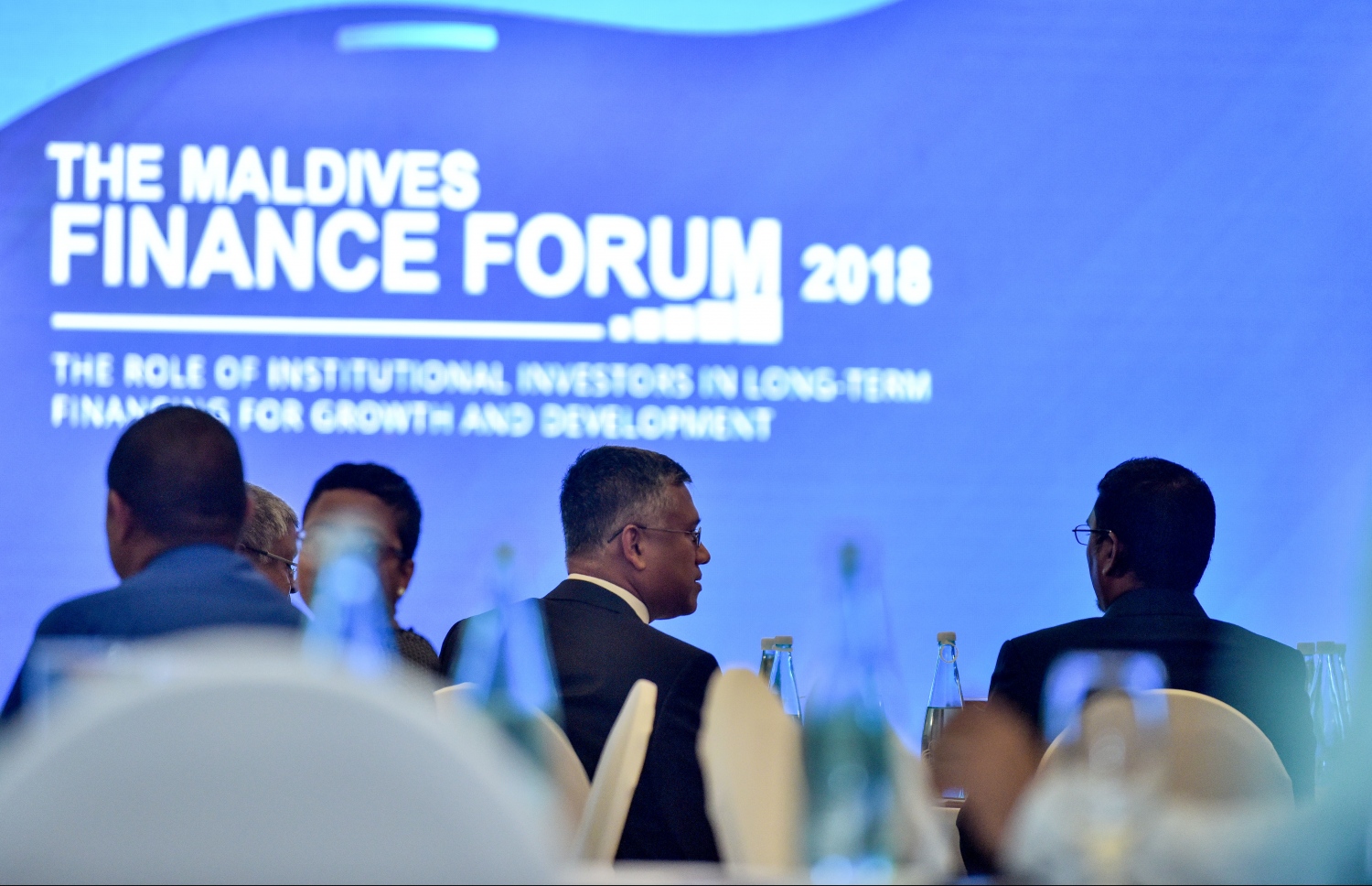 ކުރުނބާ މޯލްޑިވްސް: އޭޕްރީލް 30، 2018- "މޯލްޑިވްސް ފައިނޭންސް ފޯރަމް 2018" އިފުތިތާހު ކުރުމަށް ބޭއްވި ރަސްމިއްޔާތުގައި ބައިވެރިވެވަޑައިގެންނެވި ބައެއް ބޭފުޅުން: މިއީ ޕެންޝަން އޮފީހުން އިންތިޒާމް ކޮށްގެން ކޮންމެ އަހަރަކު ރާއްޖޭގައި ބާއްވާ ފޯރަމެއް. މި އަހަރުގެ ފޯރަމް ޝަރަފުވެރި ކޮށްދެއްވީ އެމްއެމްއޭގެ ގަވަރުނަރު އަހުމަދު ނަސީރު.---ފޮޓޯ: ނިޝާން އަލީ/މިހާރު