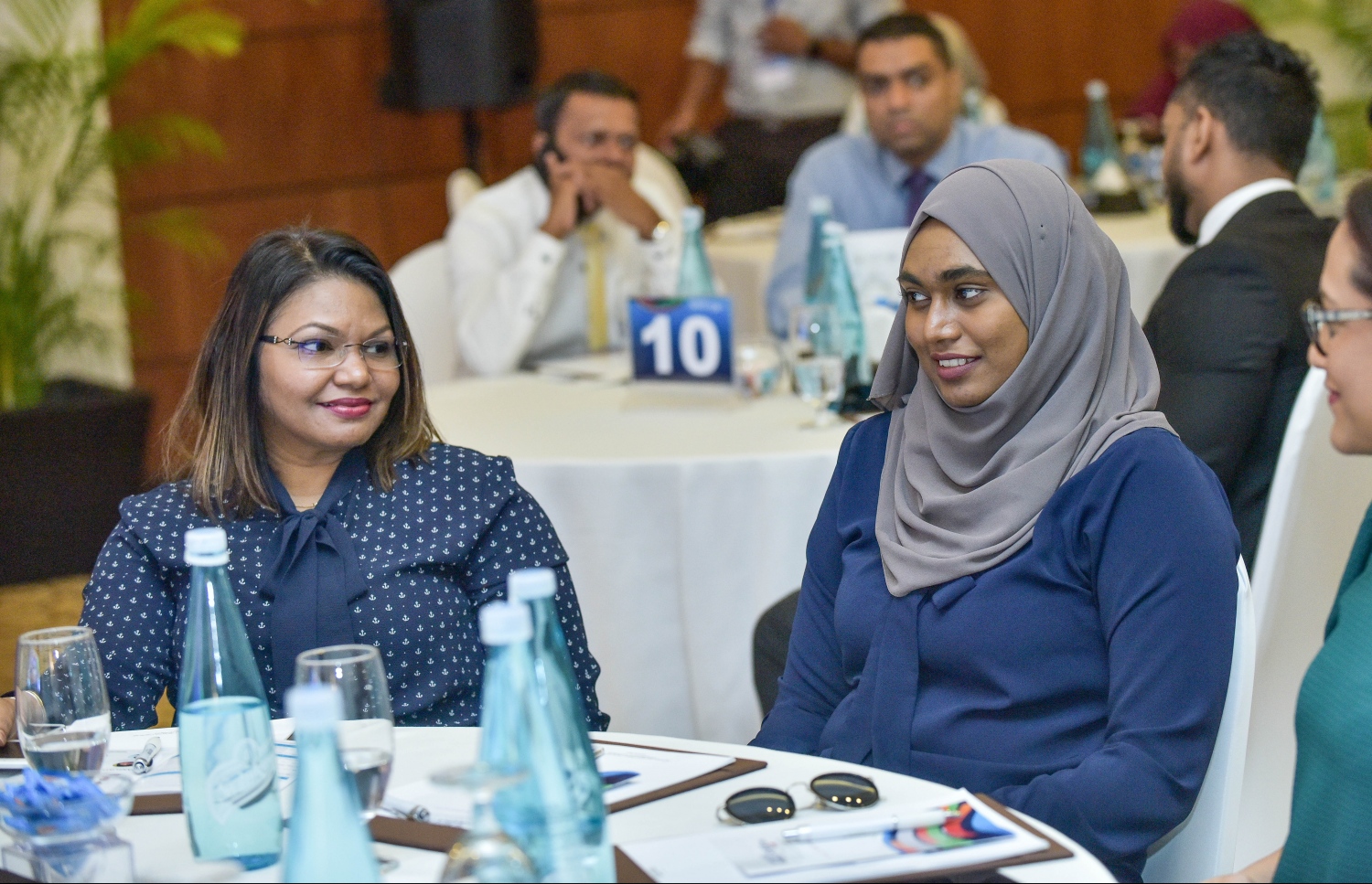 ކުރުނބާ މޯލްޑިވްސް: އޭޕްރީލް 30، 2018- "މޯލްޑިވްސް ފައިނޭންސް ފޯރަމް 2018" އިފުތިތާހު ކުރުމަށް ބޭއްވި ރަސްމިއްޔާތުގައި ބައިވެރިވެވަޑައިގެންނެވި ބައެއް ބޭފުޅުން: މިއީ ޕެންޝަން އޮފީހުން އިންތިޒާމް ކޮށްގެން ކޮންމެ އަހަރަކު ރާއްޖޭގައި ބާއްވާ ފޯރަމެއް. މި އަހަރުގެ ފޯރަމް ޝަރަފުވެރި ކޮށްދެއްވީ އެމްއެމްއޭގެ ގަވަރުނަރު އަހުމަދު ނަސީރު.---ފޮޓޯ: ނިޝާން އަލީ/މިހާރު