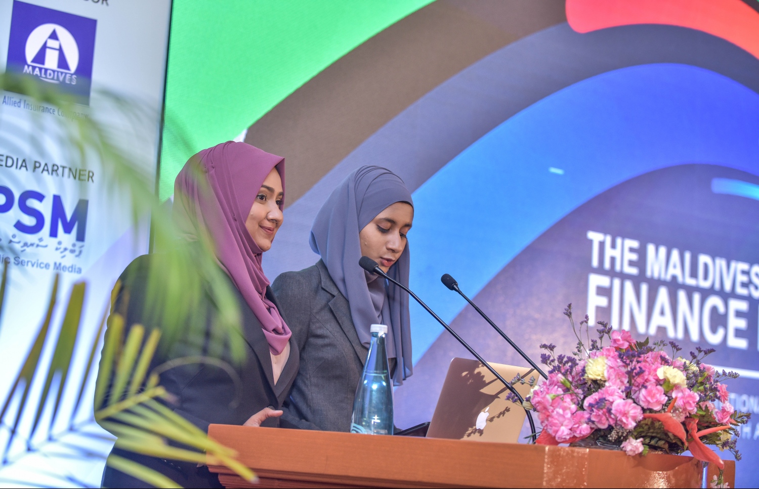 ކުރުނބާ މޯލްޑިވްސް: އޭޕްރީލް 30، 2018- "މޯލްޑިވްސް ފައިނޭންސް ފޯރަމް 2018" އިފުތިތާހު ކުރުމަށް ބޭއްވި ރަސްމިއްޔާތުގެ ތެރެއިން: މިއީ ޕެންޝަން އޮފީހުން އިންތިޒާމް ކޮށްގެން ކޮންމެ އަހަރަކު ރާއްޖޭގައި ބާއްވާ ފޯރަމެއް. މި އަހަރުގެ ފޯރަމް ޝަރަފުވެރި ކޮށްދެއްވީ އެމްއެމްއޭގެ ގަވަރުނަރު އަހުމަދު ނަސީރު.---ފޮޓޯ: ނިޝާން އަލީ/މިހާރު