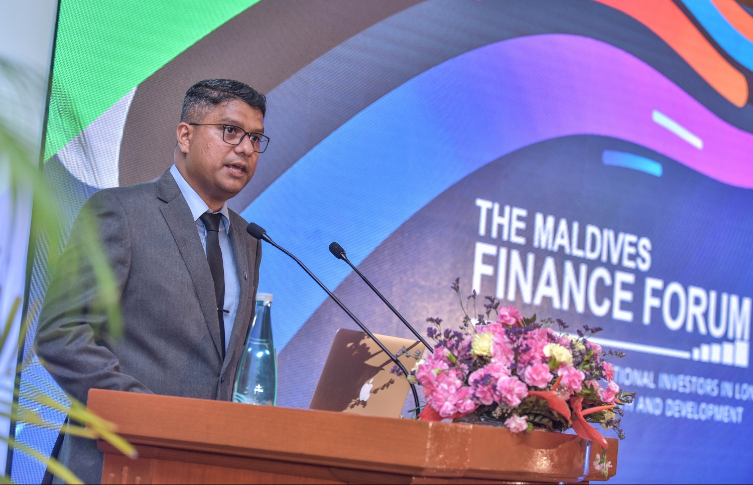 ކުރުނބާ މޯލްޑިވްސް: އޭޕްރީލް 30، 2018- "މޯލްޑިވްސް ފައިނޭންސް ފޯރަމް 2018" އިފުތިތާހު ކުރުމަށް ބޭއްވި ރަސްމިއްޔާތުގެ ތެރެއިން: މިއީ ޕެންޝަން އޮފީހުން އިންތިޒާމް ކޮށްގެން ކޮންމެ އަހަރަކު ރާއްޖޭގައި ބާއްވާ ފޯރަމެއް. މި އަހަރުގެ ފޯރަމް ޝަރަފުވެރި ކޮށްދެއްވީ އެމްއެމްއޭގެ ގަވަރުނަރު އަހުމަދު ނަސީރު.---ފޮޓޯ: ނިޝާން އަލީ/މިހާރު