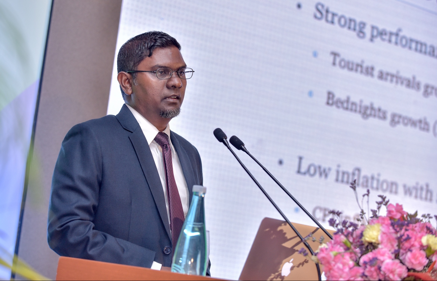 ކުރުނބާ މޯލްޑިވްސް: އޭޕްރީލް 30، 2018- "މޯލްޑިވްސް ފައިނޭންސް ފޯރަމް 2018" އިފުތިތާހު ކުރުމުމުގެ ރަސްމިއްޔާތުގެ ޝަރަފުވެރި މެހުމާން، އެމްއެމްއޭގެ ގަވަރުނަރު އަހުމަދު ނަސީރު ވާހަކަ ދައްކަވަނީ: މިއީ ޕެންޝަން އޮފީހުން އިންތިޒާމް ކޮށްގެން ކޮންމެ އަހަރަކު ރާއްޖޭގައި ބާއްވާ ފޯރަމެއް.---ފޮޓޯ: ނިޝާން އަލީ/މިހާރު