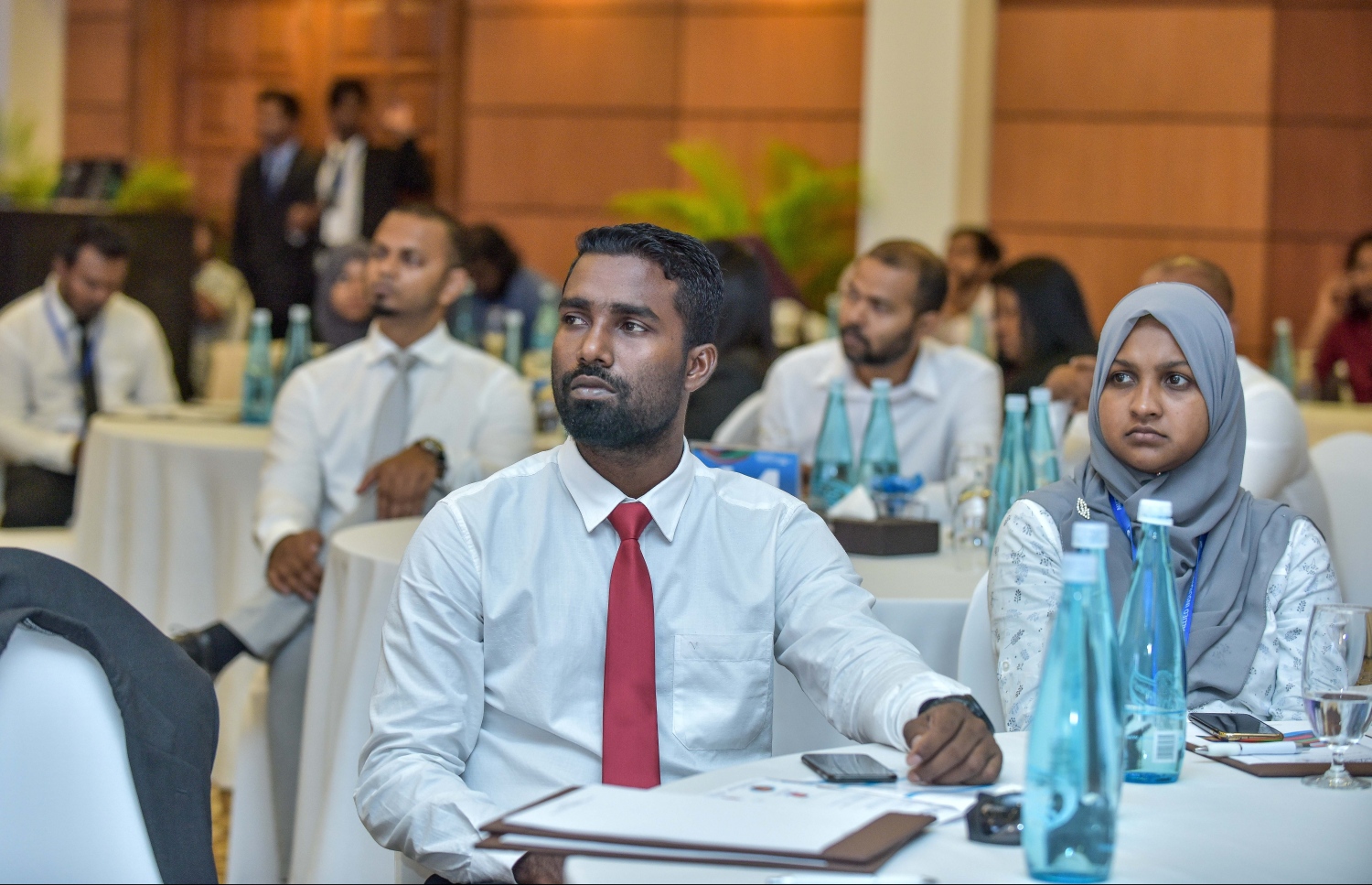 ކުރުނބާ މޯލްޑިވްސް: އޭޕްރީލް 30، 2018- "މޯލްޑިވްސް ފައިނޭންސް ފޯރަމް 2018" އިފުތިތާހު ކުރުމަށް ބޭއްވި ރަސްމިއްޔާތުގައި ބައިވެރިވެވަޑައިގެންނެވި ބައެއް ބޭފުޅުން: މިއީ ޕެންޝަން އޮފީހުން އިންތިޒާމް ކޮށްގެން ކޮންމެ އަހަރަކު ރާއްޖޭގައި ބާއްވާ ފޯރަމެއް. މި އަހަރުގެ ފޯރަމް ޝަރަފުވެރި ކޮށްދެއްވީ އެމްއެމްއޭގެ ގަވަރުނަރު އަހުމަދު ނަސީރު.---ފޮޓޯ: ނިޝާން އަލީ/މިހާރު