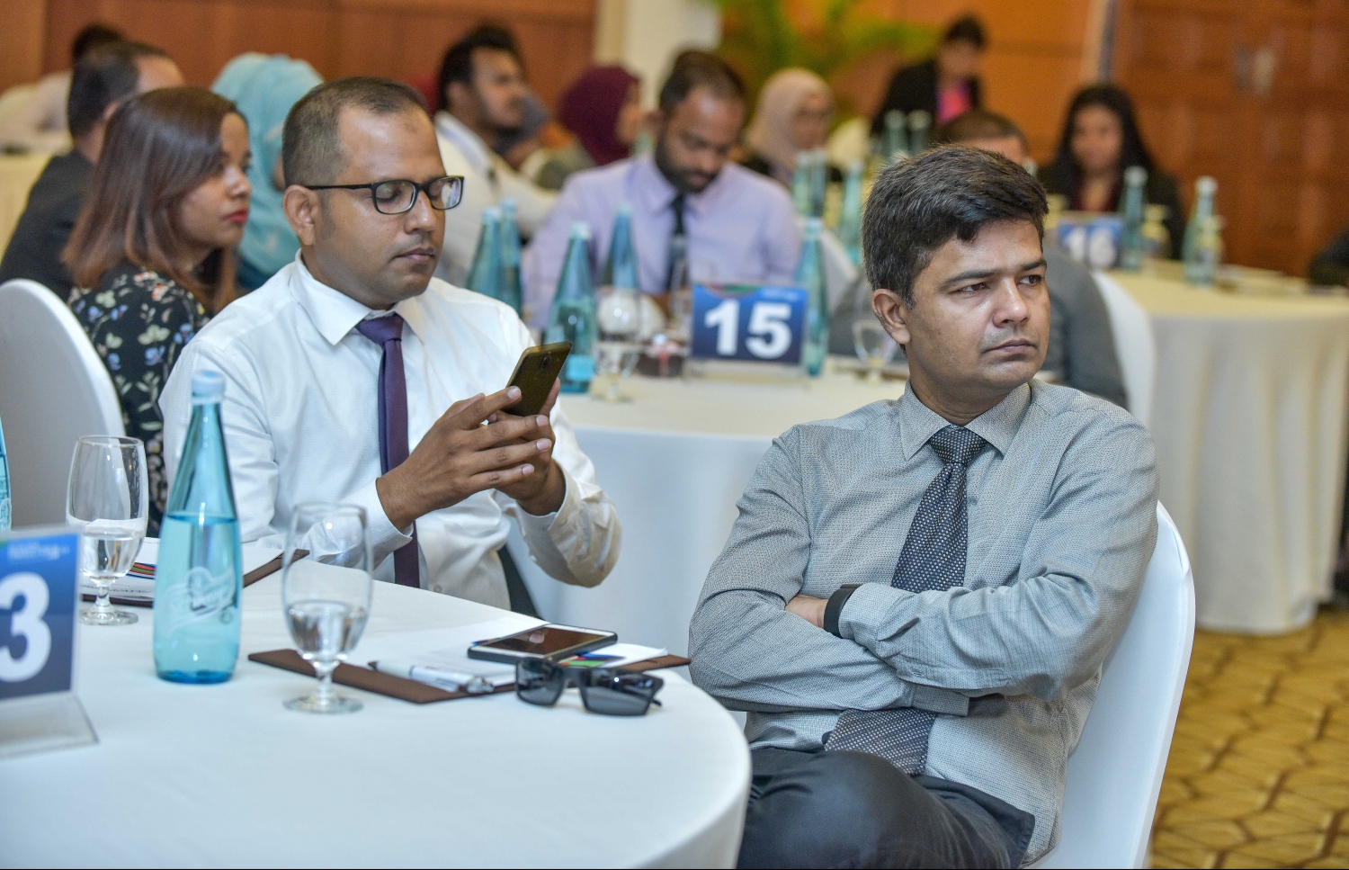 ކުރުނބާ މޯލްޑިވްސް: އޭޕްރީލް 30، 2018- "މޯލްޑިވްސް ފައިނޭންސް ފޯރަމް 2018" އިފުތިތާހު ކުރުމަށް ބޭއްވި ރަސްމިއްޔާތުގައި ބައިވެރިވެވަޑައިގެންނެވި ބައެއް ބޭފުޅުން: މިއީ ޕެންޝަން އޮފީހުން އިންތިޒާމް ކޮށްގެން ކޮންމެ އަހަރަކު ރާއްޖޭގައި ބާއްވާ ފޯރަމެއް. މި އަހަރުގެ ފޯރަމް ޝަރަފުވެރި ކޮށްދެއްވީ އެމްއެމްއޭގެ ގަވަރުނަރު އަހުމަދު ނަސީރު.---ފޮޓޯ: ނިޝާން އަލީ/މިހާރު