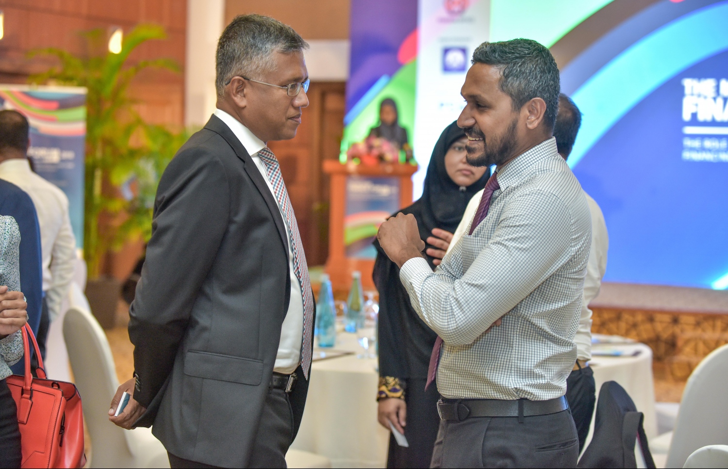 ކުރުނބާ މޯލްޑިވްސް: އޭޕްރީލް 30، 2018- "މޯލްޑިވްސް ފައިނޭންސް ފޯރަމް 2018" އިފުތިތާހު ކުރުމަށް ބޭއްވި ރަސްމިއްޔާތުގައި ދެ ބޭފުޅަކު މަޝްވަރާ ކުރައްވަނީ: މިއީ ޕެންޝަން އޮފީހުން އިންތިޒާމް ކޮށްގެން ކޮންމެ އަހަރަކު ރާއްޖޭގައި ބާއްވާ ފޯރަމެއް. މި އަހަރުގެ ފޯރަމް ޝަރަފުވެރި ކޮށްދެއްވީ އެމްއެމްއޭގެ ގަވަރުނަރު އަހުމަދު ނަސީރު.---ފޮޓޯ: ނިޝާން އަލީ/މިހާރު