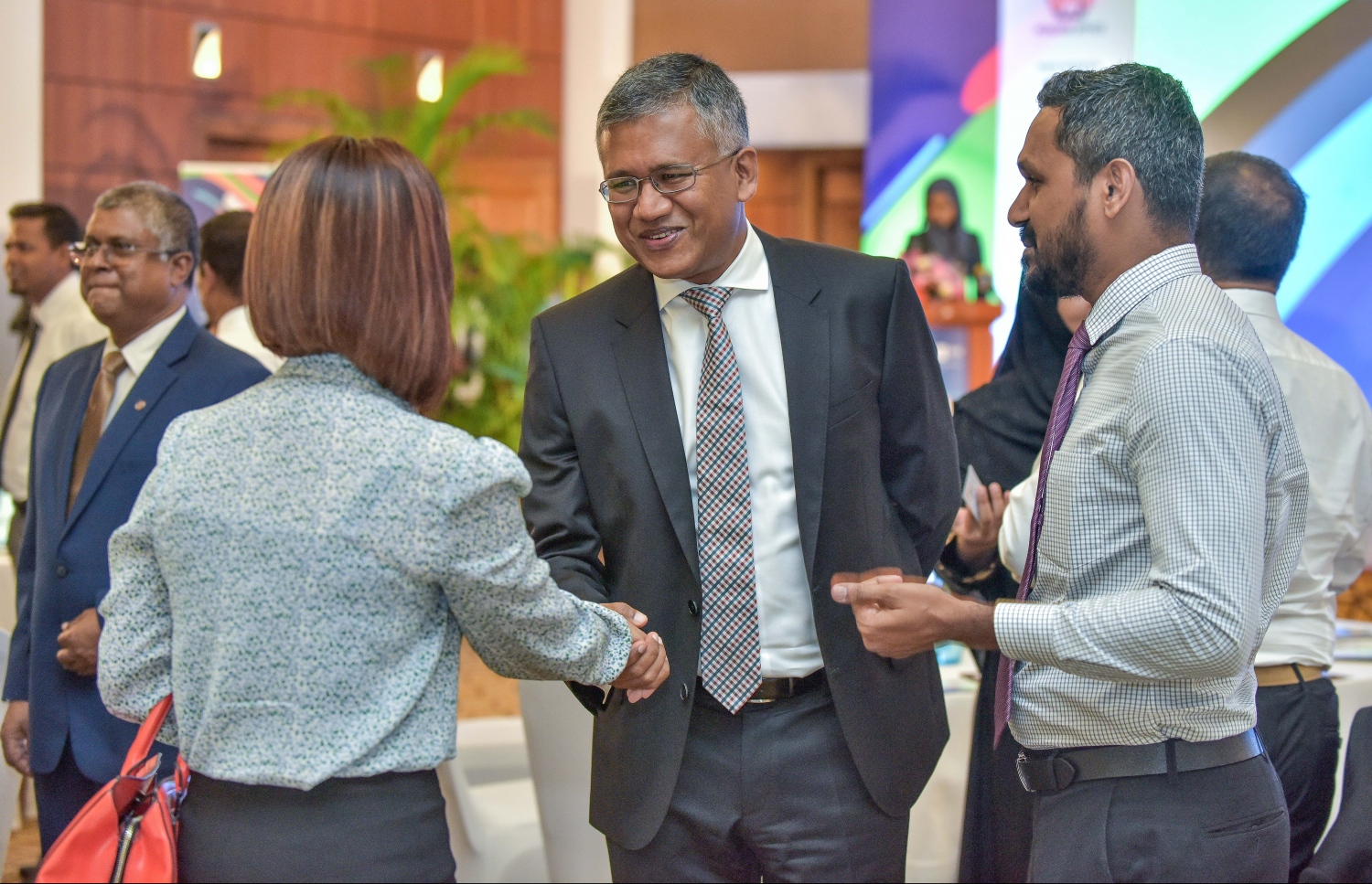 ކުރުނބާ މޯލްޑިވްސް: އޭޕްރީލް 30، 2018- "މޯލްޑިވްސް ފައިނޭންސް ފޯރަމް 2018"، އިފުތިތާހު ކުރުމަށް ބޭއްވި ރަސްމިއްޔާތުގައި ބައިވެރިވެވަޑައިގެންނެވި ދެ ބޭފުޅަކު ސަލާމް ކުރައްވަނީ: މިއީ ޕެންޝަން އޮފީހުން އިންތިޒާމް ކޮށްގެން ކޮންމެ އަހަރަކު ރާއްޖޭގައި ބާއްވާ ފޯރަމެއް. މި އަހަރުގެ ފޯރަމް ޝަރަފުވެރި ކޮށްދެއްވީ އެމްއެމްއޭގެ ގަވަރުނަރު އަހުމަދު ނަސީރު.---ފޮޓޯ: ނިޝާން އަލީ/މިހާރު