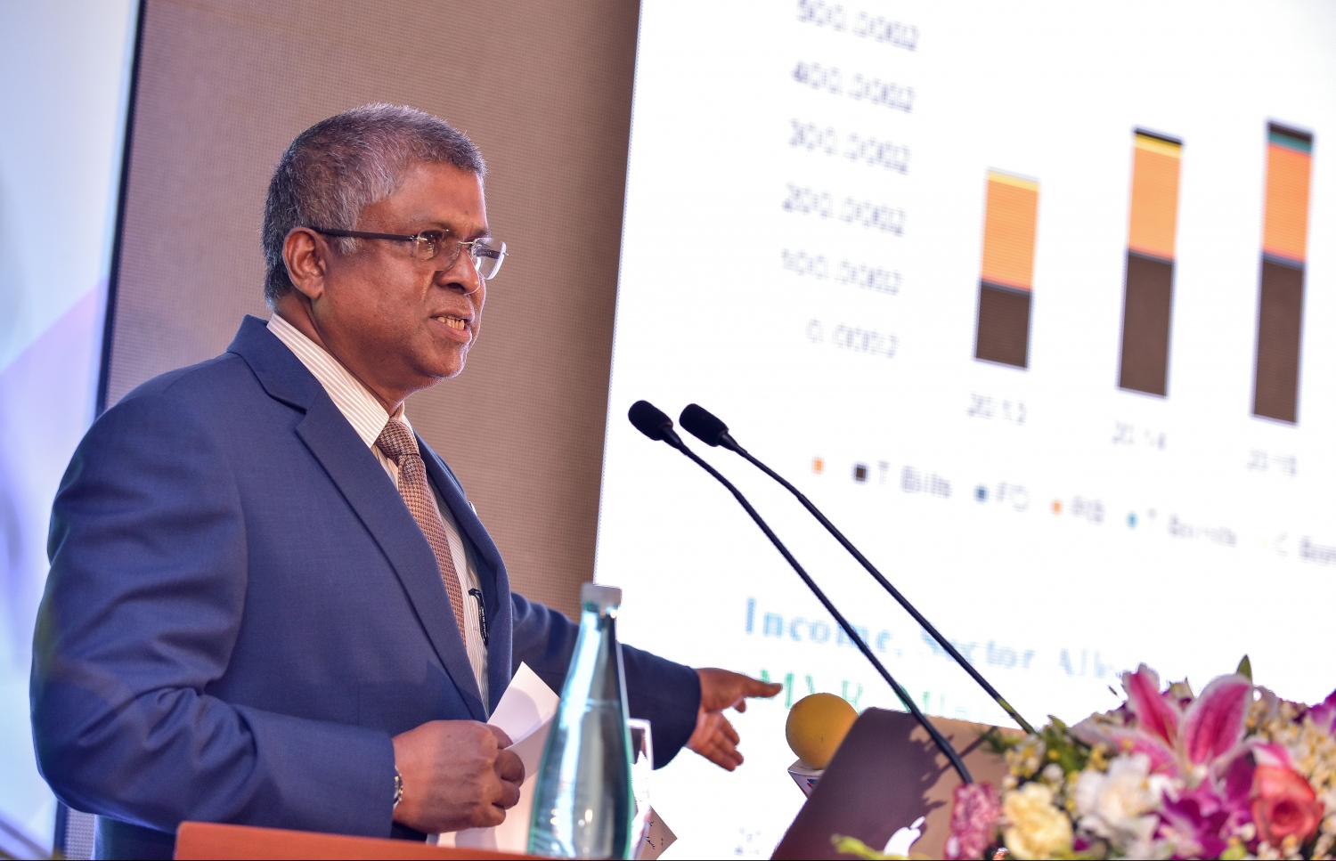 ކުރުނބާ މޯލްޑިވްސް: އޭޕްރީލް 30، 2018- "މޯލްޑިވްސް ފައިނޭންސް ފޯރަމް 2018"، އިފުތިތާހު ކުރުމަށް ބޭއްވި ރަސްމިއްޔާތުގައި ޕެންޝަން އޮފީހުގެ ސީއީއޯ މަނިކު ވާހަކަ ދައްކަވަނީ: މިއީ ޕެންޝަން އޮފީހުން އިންތިޒާމް ކޮށްގެން ކޮންމެ އަހަރަކު ރާއްޖޭގައި ބާއްވާ ފޯރަމެއް. މި އަހަރުގެ ފޯރަމް ޝަރަފުވެރި ކޮށްދެއްވީ އެމްއެމްއޭގެ ގަވަރުނަރު އަހުމަދު ނަސީރު.---ފޮޓޯ: ނިޝާން އަލީ/މިހާރު