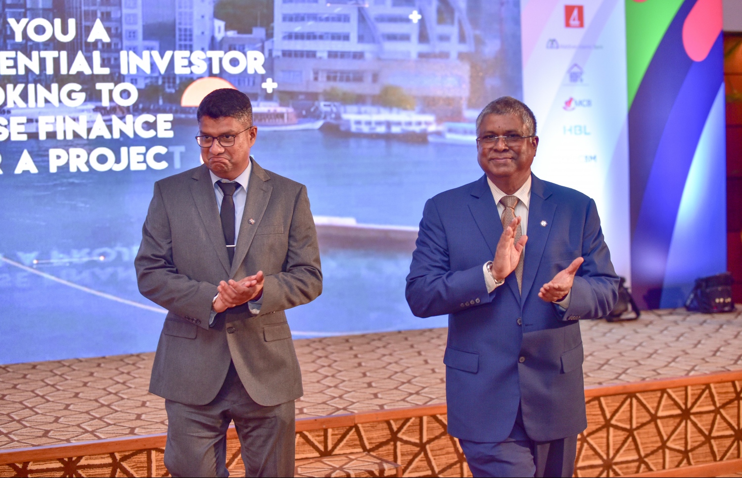 ކުރުނބާ މޯލްޑިވްސް: އޭޕްރީލް 30، 2018- "މޯލްޑިވްސް ފައިނޭންސް ފޯރަމް 2018"، އިފުތިތާހު ކުރުމަށް ބޭއްވި ރަސްމިއްޔާތުގައި ޕެންޝަން އޮފީހުގެ ސީއީއޯ މަނިކު (ކ): މިއީ ޕެންޝަން އޮފީހުން އިންތިޒާމް ކޮށްގެން ކޮންމެ އަހަރަކު ރާއްޖޭގައި ބާއްވާ ފޯރަމެއް. މި އަހަރުގެ ފޯރަމް ޝަރަފުވެރި ކޮށްދެއްވީ އެމްއެމްއޭގެ ގަވަރުނަރު އަހުމަދު ނަސީރު.---ފޮޓޯ: ނިޝާން އަލީ/މިހާރު