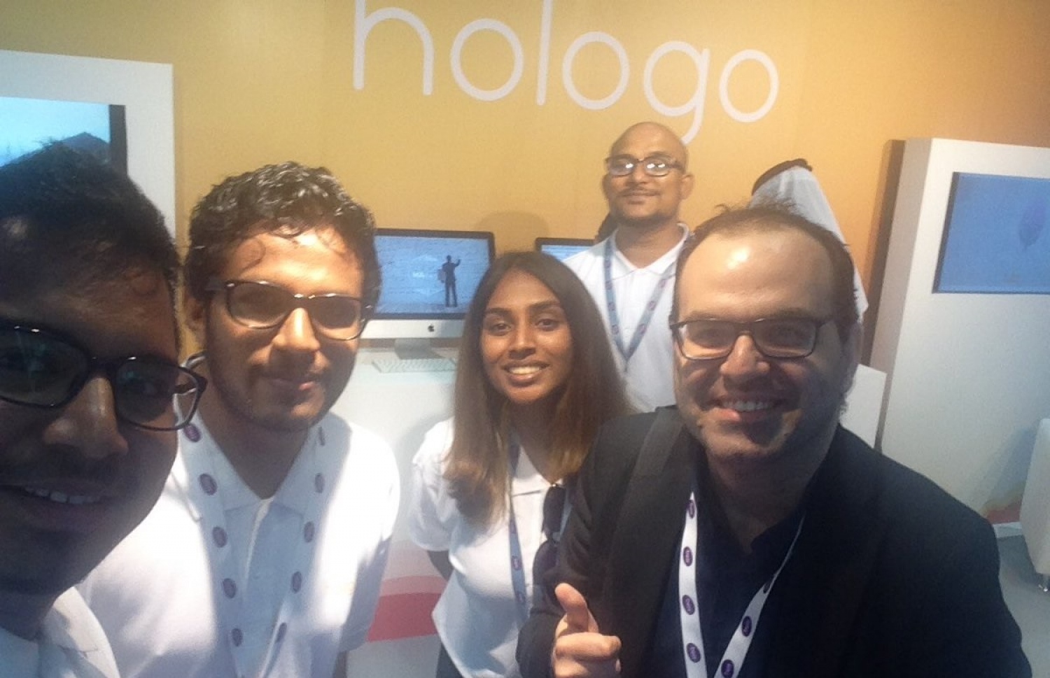 ބެޓް ކޮންފަރެންސް މިޑްލްއީސްޓް އެންޑް އެފްރިކާގައި ހޮލޯގޯ ޓީމާއި ކޮންފަރެންސްގެ އެހެން ބައެއް ބައިވެރިން.