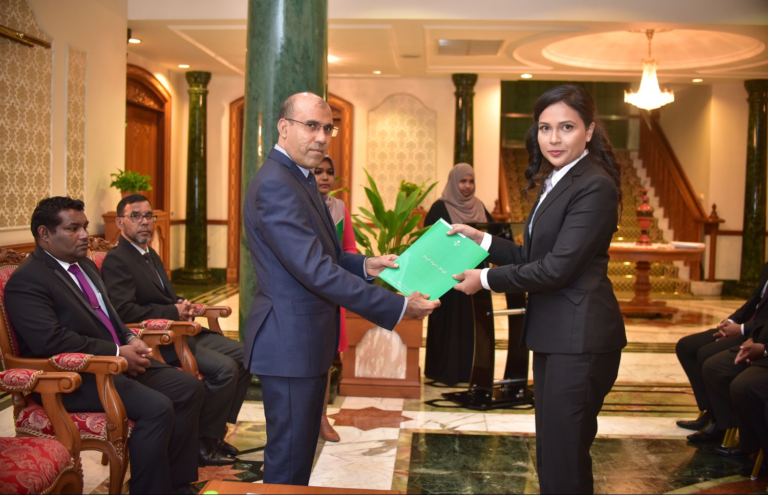 ސިވިލް ކޯޓަށް މިރޭ އައްޔަންކުރި ހާފިޒާ އަށް ފަނޑިޔާރުކަމުގެ ފަތްކޮޅު ހަވާލުކޮށް ދެއްވަނީ --މިހާރު ފޮޓޯ/ނިޝާން އަލީ