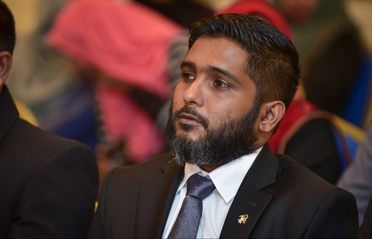 މާލެ: އޭޕްރީލް 30، 2018- ސިވިލް ކޯޓުގެ ފަނޑިޔާރު ކަމަށް މިރޭ އައްޔަން ކުރެއްވި ދެ ބޭފުޅުންގެ ތެރެއިން ފާއިޒް ރަޝާދު، ފަނޑިޔާރުން ހުވާ ކުރެއްވުމުގެ ރަސްމިއްޔާތުގައި ބައިވެރިވެވަޑައިގަންނަވަނީ.---ފޮޓޯ: ނިޝާން އަލީ/މިހާރު