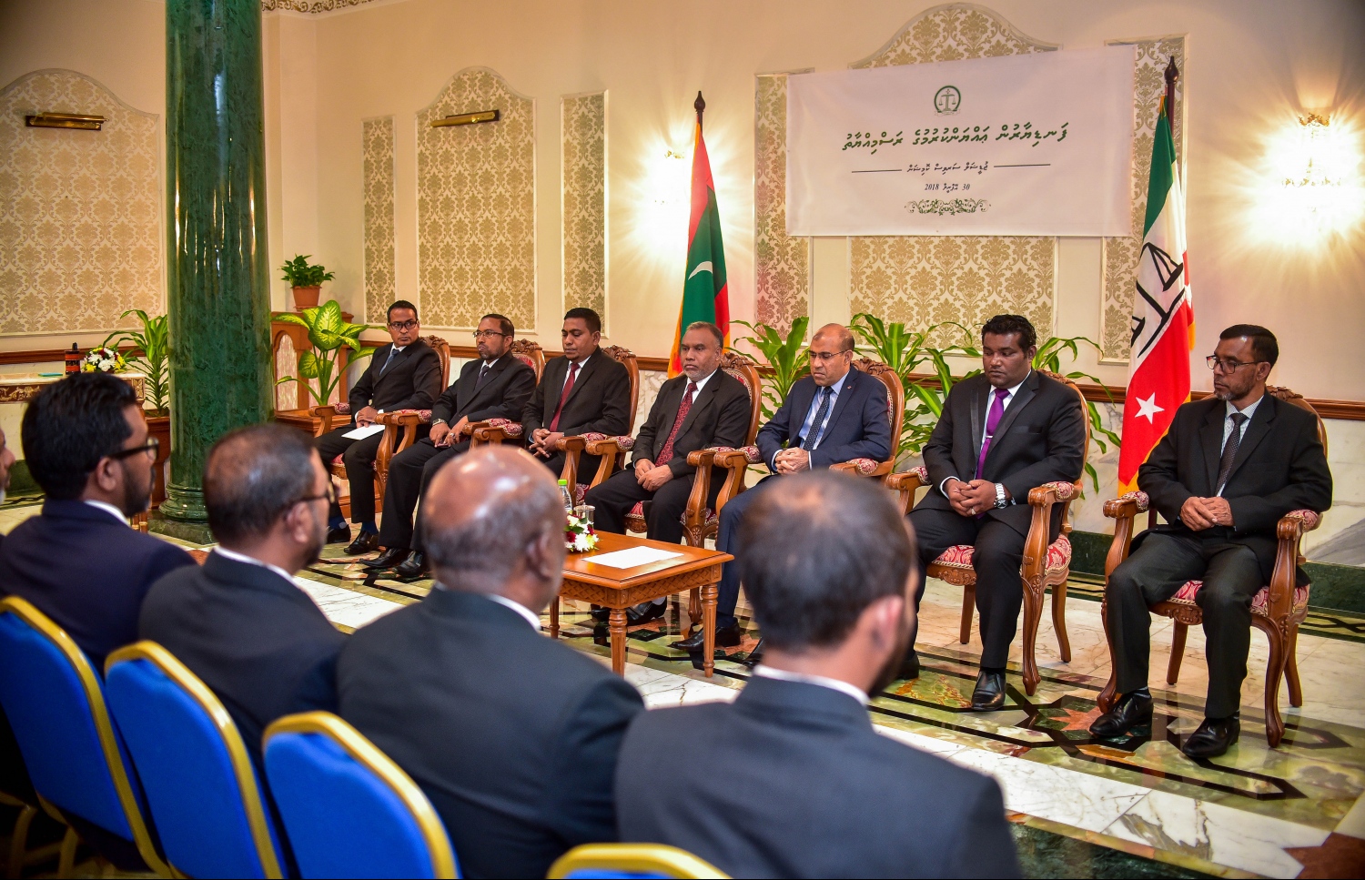 މާލެ: އޭޕްރީލް 30، 2018- ކްރިމިނަލް ކޯޓާއި ސިވިލް ކޯޓުގެ ފަނޑިޔާރު ކަމަށް ހަތަރު ބޭފުޅަކު އައްޔަން ކުރުމަށް ސުޕްރީމް ކޯޓުގައި މިރޭ ބޭއްވި ރަސްމިއްޔާތުގައި، ޝަރުއީ ދާއިރާގެ ބައެއް އިސްބޭފުޅުން ބައިވެރިވެވަޑައިގަންނަވަނީ.---ފޮޓޯ: ނިޝާން އަލީ/މިހާރު