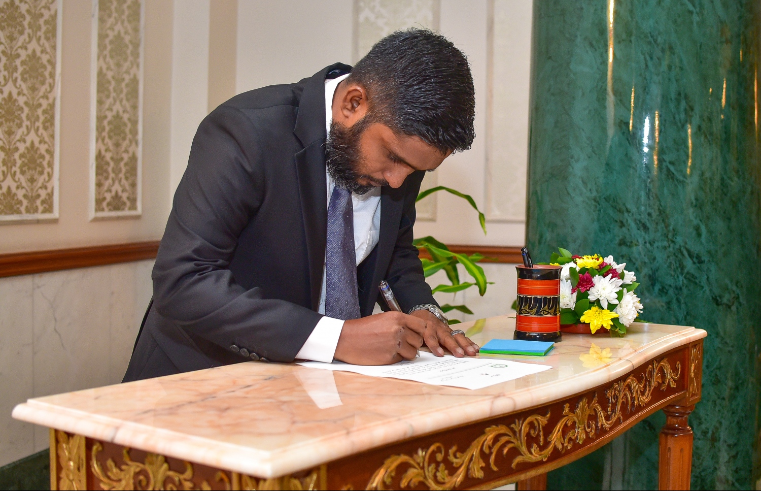 މާލެ: އޭޕްރީލް 30، 2018- ސިވިލް ކޯޓުގެ ފަނޑިޔާރަކަށް އައްޔަން ކުރެއްވި ފާއިޒް ރަޝާދު މަގާމުގެ ލިޔުމުގައި ސޮއިކުރައްވަނީ.---ފޮޓޯ: ނިޝާން އަލީ/މިހާރު