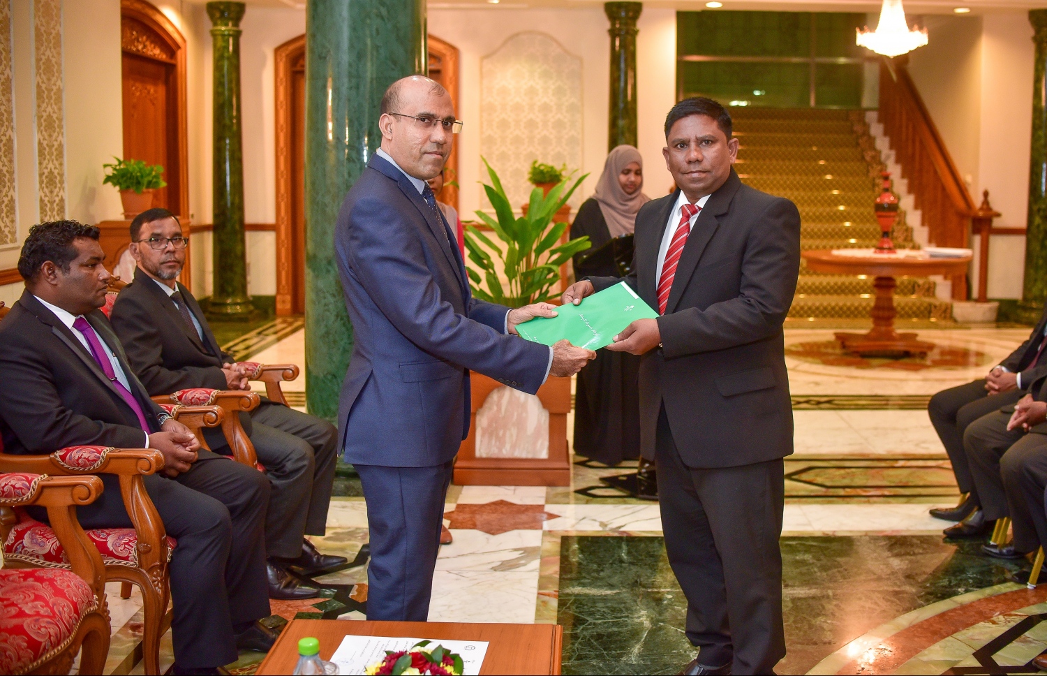 މާލެ: އޭޕްރީލް 30، 2018- ކްރިމިނަލް ކޯޓުގެ ފަނޑިޔާރަކަށް އައްޔަން ކުރެއްވި ހަސަން ނަޖީބުއާ (ކ) ސުޕްރީމް ކޯޓުގެ ފަނޑިޔާރު އާދަމް މުހައްމަދު އަބްދުﷲ މަގާމުގެ ލިޔުން ހަވާލު ކުރައްވަނީ.---ފޮޓޯ: ނިޝާން އަލީ/މިހާރު