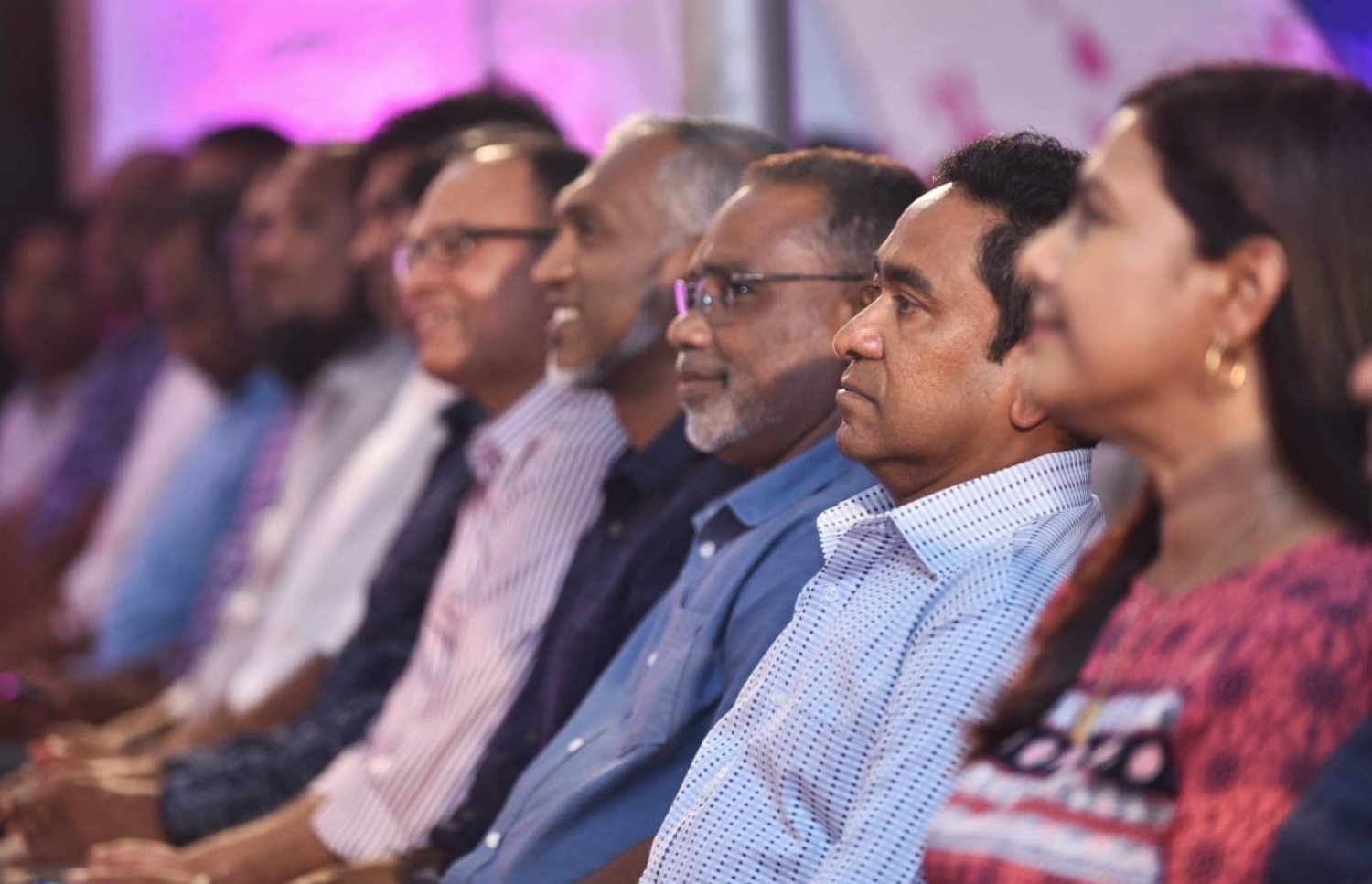 ޕީޕީއެމުން މިރޭ ބޭއްވި ޖަލްސާގައި ރައީސް ޔާމީނާއި ބައެއް ވަޒީރުން އަދި އެ ޕާޓީގެ އިސް ބައެއް ބޭފުޅުން ބައިވެރިވެވަޑައިގަންނަވަނީ.---ފޮޓޯ: ހުސެއިން ވަހީދު/މިހާރު