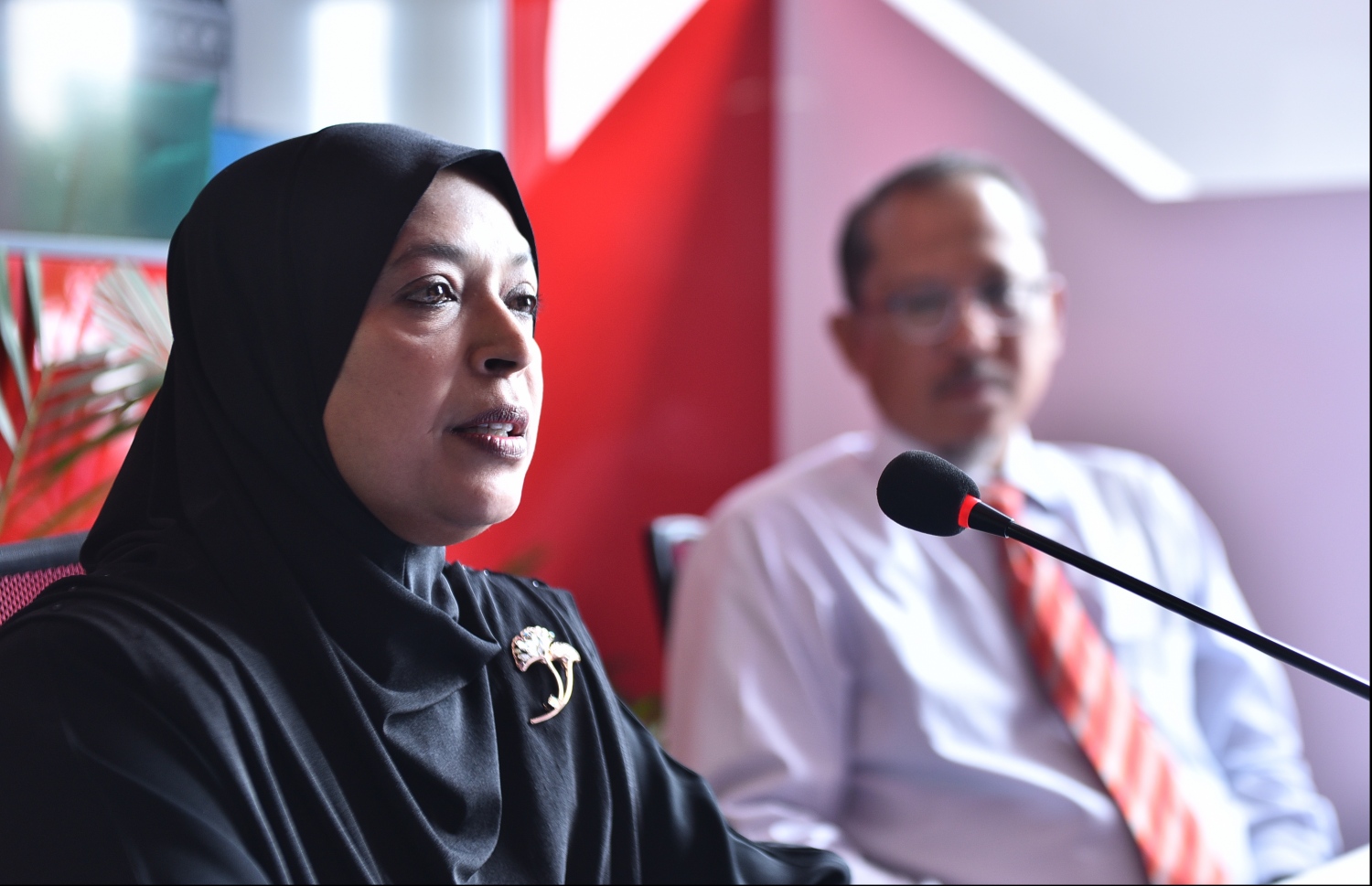 އެމްއެލް އިސްލާމިކް ޑައިރެކްޓަރު ފާތުމަތު މަނިކެ މިއަދު ނޫސްވެރިންނަށް މައުލޫމާތު ދެއްވަަނީ.-- ފޮޓޯ: މިހާރު/ހުސައިން ވަހީދު