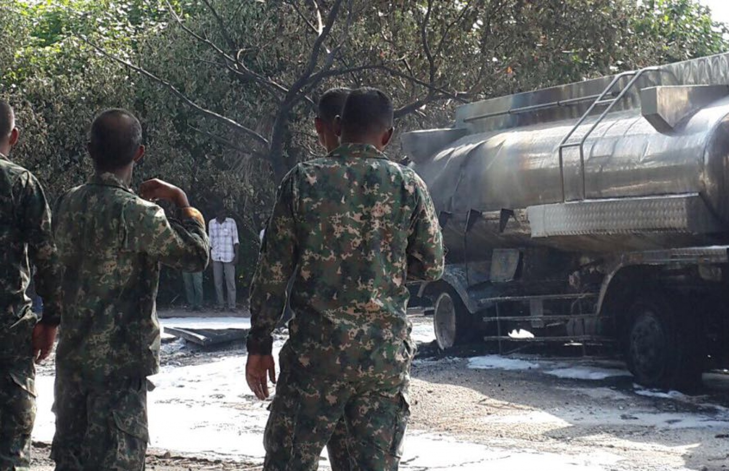 ތެޔޮ ބައުޒަރުގައި ރޯވި އަލިފާން ނިއްވާލުމަށް ފަހު ސިފައިންގެ ދެ މީހަކު އޭގެ ކައިރީގައި މަޑުކޮށްލައިގެން.