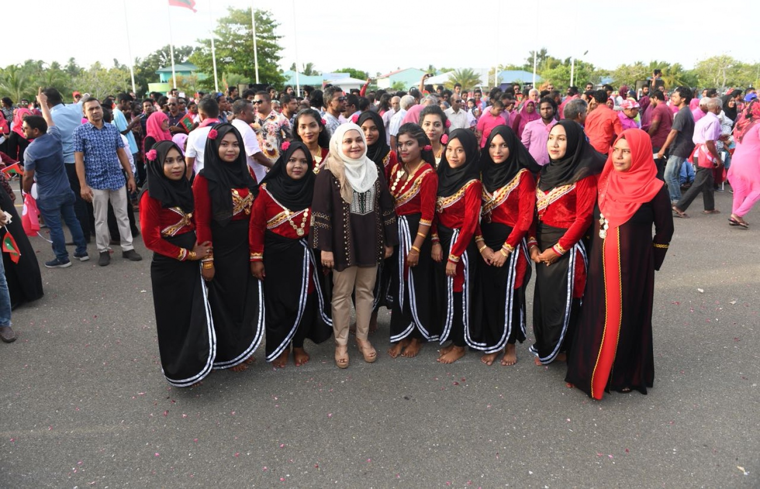 ފަސްޓް ލޭޑީ މިއަދު ފުވައްމުލަކުގައި އެ ރަށު ބަޔަކާ އެކު ފޮޓޯއަކަށް ހުއްޓިގެން.