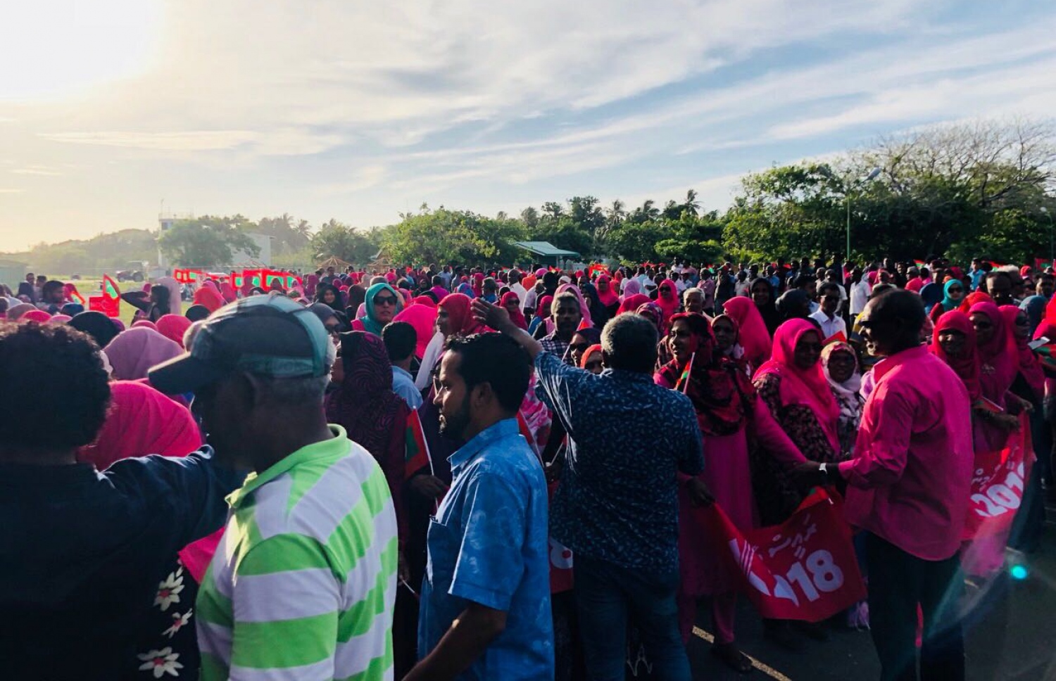 ފަސްޓް ލޭޑީ މިއަދު ފުވައްމުލަކަށް ވަޑައިގަތުމުން މަރުހަބާ ކިއުމަށް މީހުން ޖަމާވެފައި