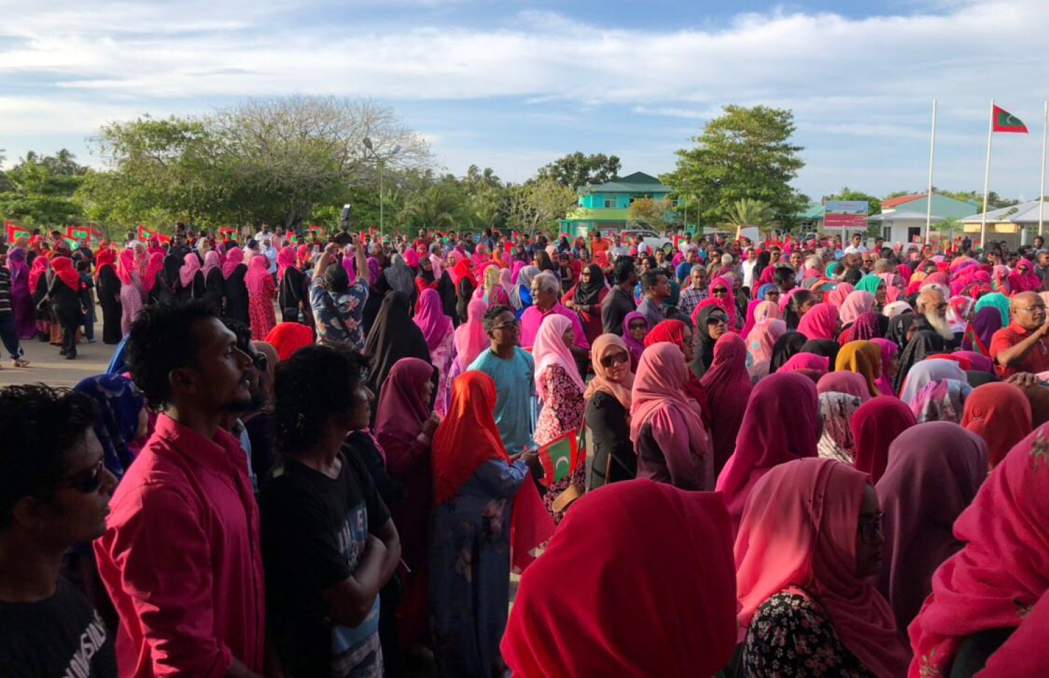 ފަސްޓް ލޭޑީ މިއަދު ފުވައްމުލަކަށް ވަޑައިގަތުމުން މަރުހަބާ ކިއުމަށް ޖަމާވި މީހުން