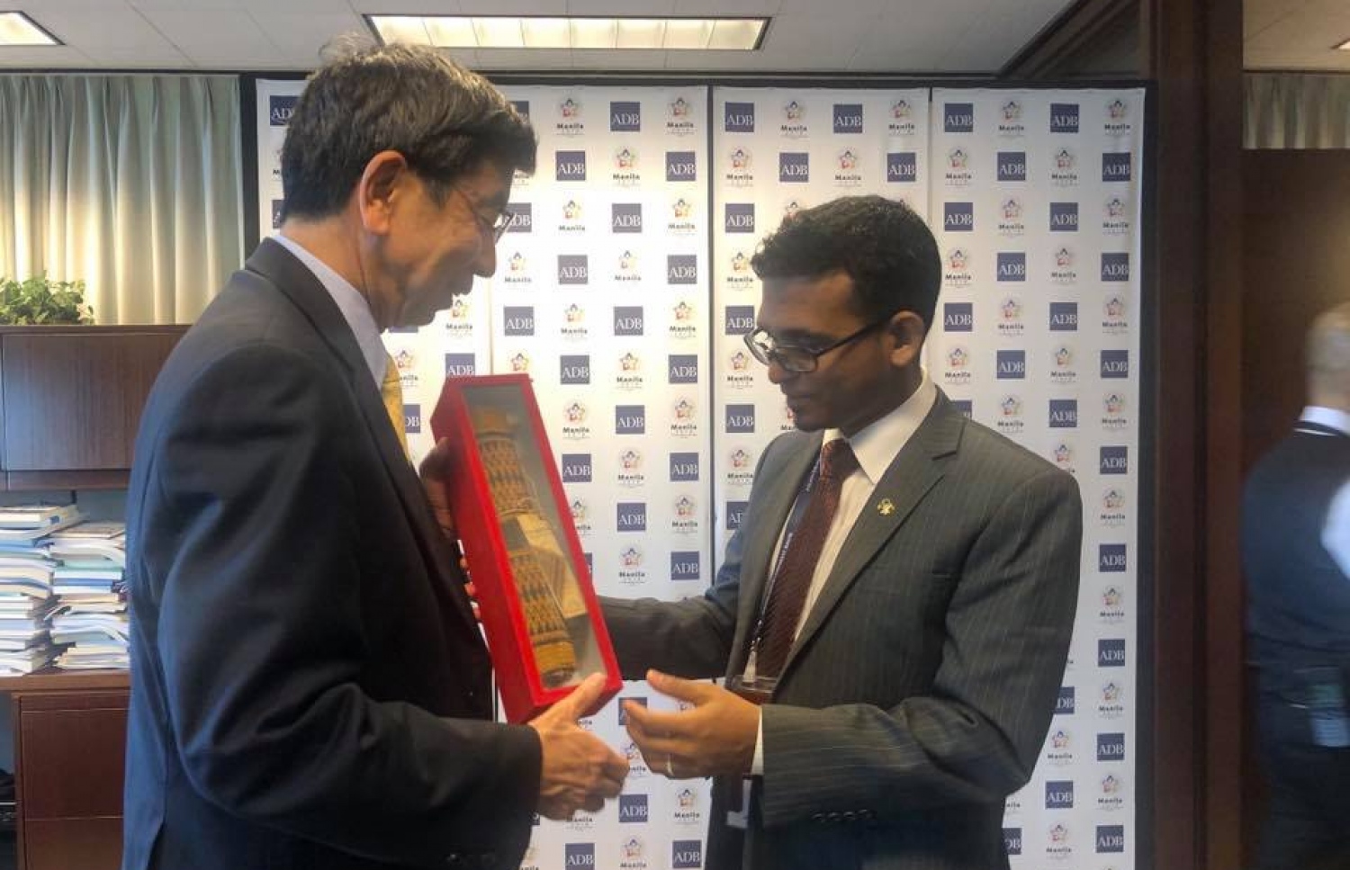 އޭޑީބީގެ ރައީސް ޓަކިހީކޯ ނަކައޯ އާއެކު ފިނޭންސް މިނިސްޓަރު އަހުމަދު މުނައްވަރު މިއަދު ބޭއްވި ބައްދަލުވުމަށްފަހު ހަނދާނީ ހަދިޔާއެއް ހަވާލުކުރައްވަނީ. ފޮޓޯ: ފިނޭންސް މިނިސްޓްރީ