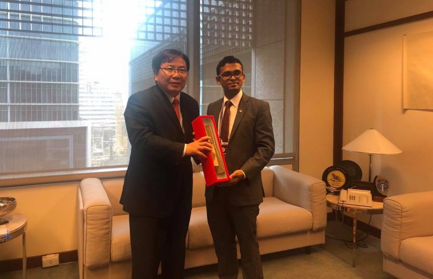 އޭޑީބީގެ ނައިބު ރައީސް ވެންކައި ޒަންކް އާއެކު ފިނޭންސް މިނިސްޓަރު އަހުމަދު މުނައްވަރު މިއަދު ބޭއްވި ބައްދަލުވުމަށްފަހު ހަނދާނީ ހަދިޔާއެއް ހަވާލުކުރައްވަނީ. ފޮޓޯ: ފިނޭންސް މިނިސްޓްރީ