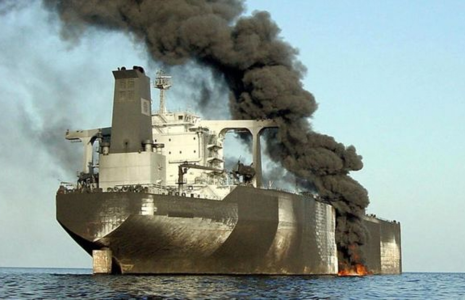 ފްރާންސްގެ ތެޔޮ ޓޭންކަރަށް 2002 ވަނަ އަހަރު ދިން ހަމަލާގައި ފަޅުވެރިއަކު މަރުވެ 12 މީހުން ޒަޚަމްވި. --ފޮޓޯ:ގެޓީ އިމޭޖަސް