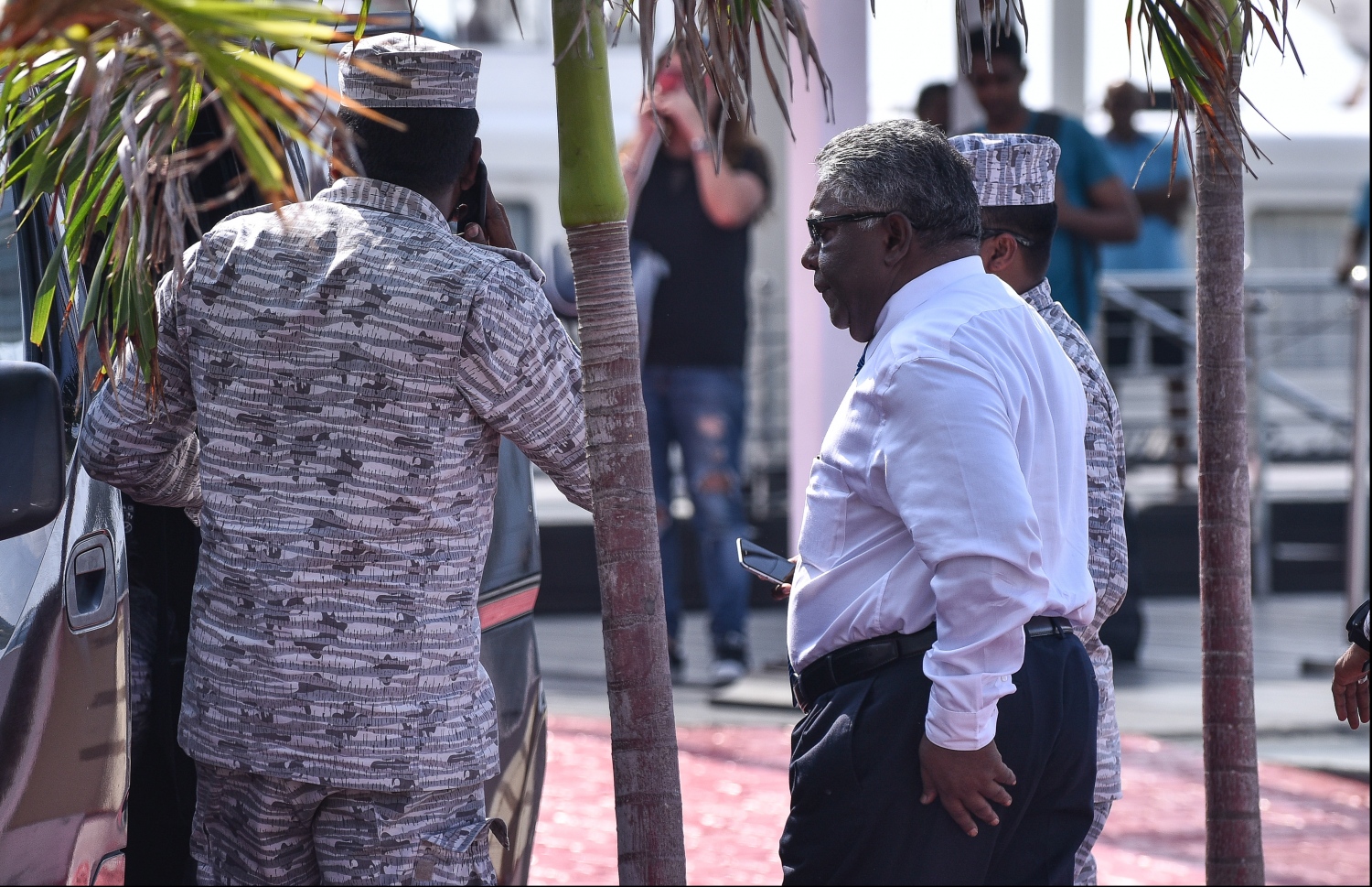 ކްރިމިނަލް ކޯޓުގައި އިއްޔެ ބޭއްވި ޝަރީއަތަށް، ކަރެކްޝަނަލް ސާވިސްގެ އޮފިސަރުންގެ ބެލުމުގެ ދަށުން ފަނޑިޔާރު އަލީ ހަމީދު ގެންދަނީ.---ފޮޓޯ: ހުސެއިން ވަހީދު/މިހާރު