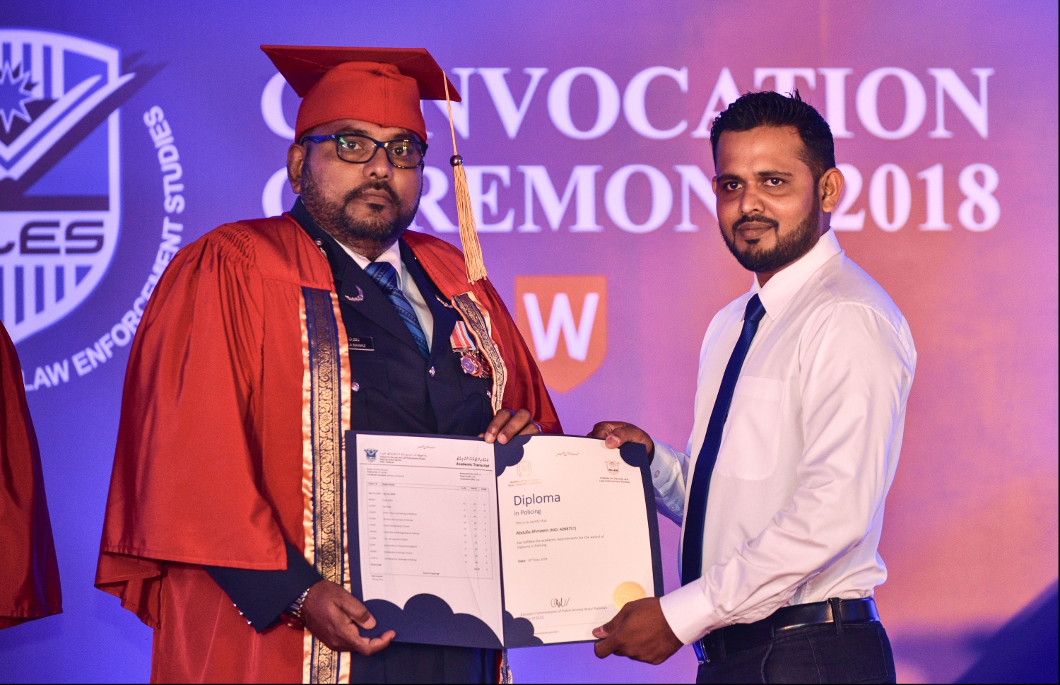 ފުލުހުންގެ އައިލްސް އިން ގްރެޖުއޭޓް ވި ދަރިވަރަކަށް، އެކްޓިން ޕޮލިސް ކޮމިޝަނަރު ނަވާޒް މިރޭ ސެޓްފިކެޓް ދެއްވަނީ.---ފޮޓޯ: ހުސެއިން ވަހީދު/މިހާރު