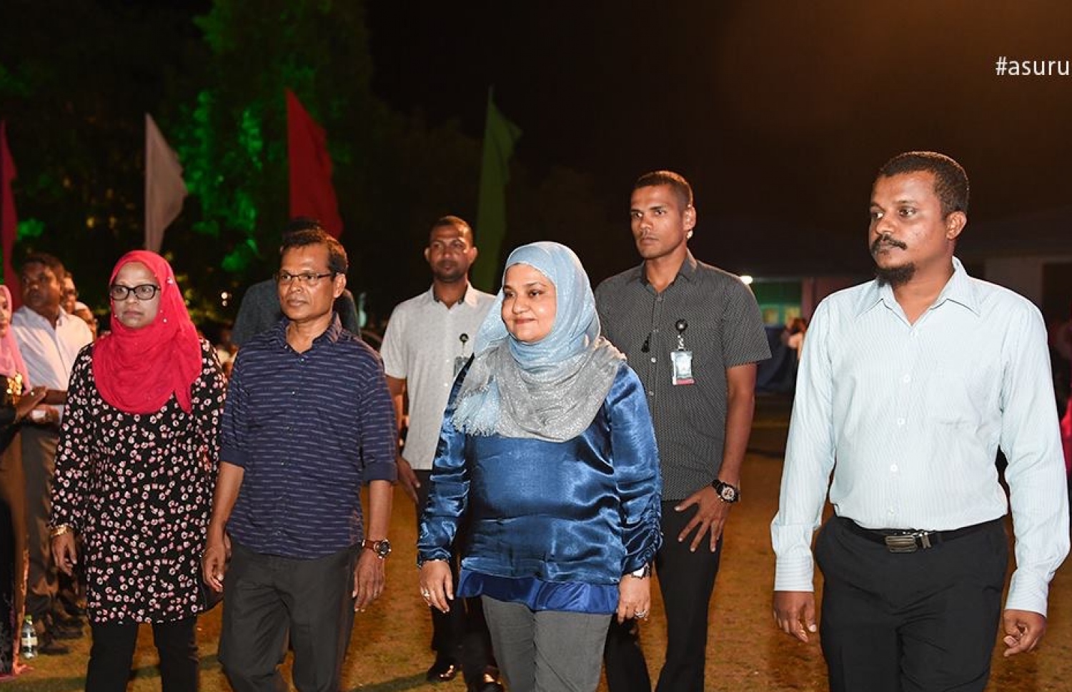ރޭގެ ޖަލްސާ އަށް ފަސްޓް ލޭޑީ ފާތުން ވަޑައިގަތުމުން އެކަމަނާގެ އަރިހުގައި މެމްބަރު ފަޒާދު (ކ) އަދި ރައްޔިތުންގެ މަޖިލީހުގެ ރައީސް އަދި މެމްބަރު މަސީހް ވަޑައިގަންނަވަނީ.---ފޮޓޯ: އަސުރުމާ