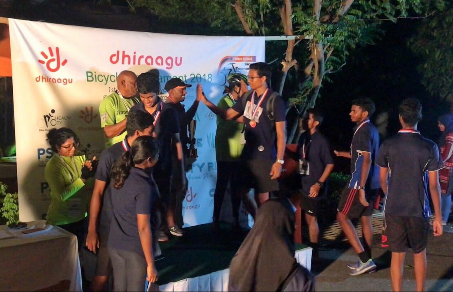 ދަރިވަރުންނަށް އަމާޒުުކޮށް ބޭއްވި ބައިސްކަލް ރޭހުގެ ވަނަ ހޯދި ސްކޫލަކަށް މެޑަލް ދެނީ.-- ފޮޓޯ: ދިރާގު