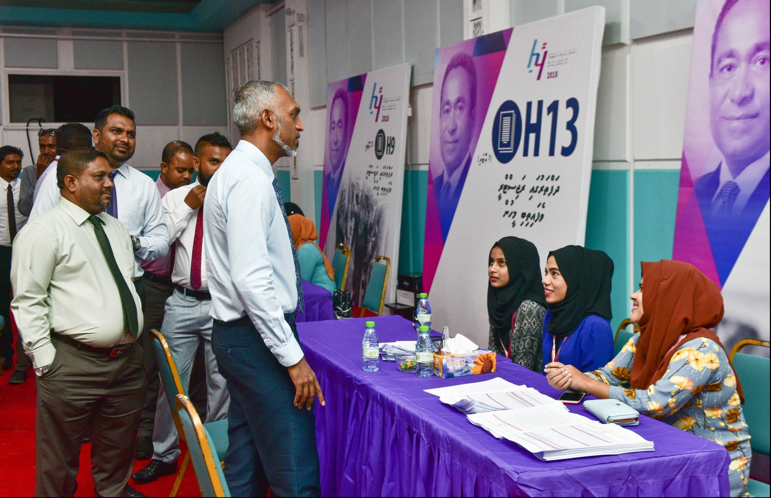 ހިޔާ ފްލެޓުތަކުގެ ފޯމު ދޫކުރުން ދަރުބާރުގޭގައި ކުރިއަށް ގެންދިޔައިރު، އޭރުގެ ހައުސިން މިނިސްޓަރުގެ ހައިސިއްޔަތުން ކަންކަން ކުރިއަށް ގެންދާ ގޮތް ޑރ. މުއިއްޒު ބައްލަވައިލައްވަނީ.---ފައިލް ފޮޓޯ: މިހާރު