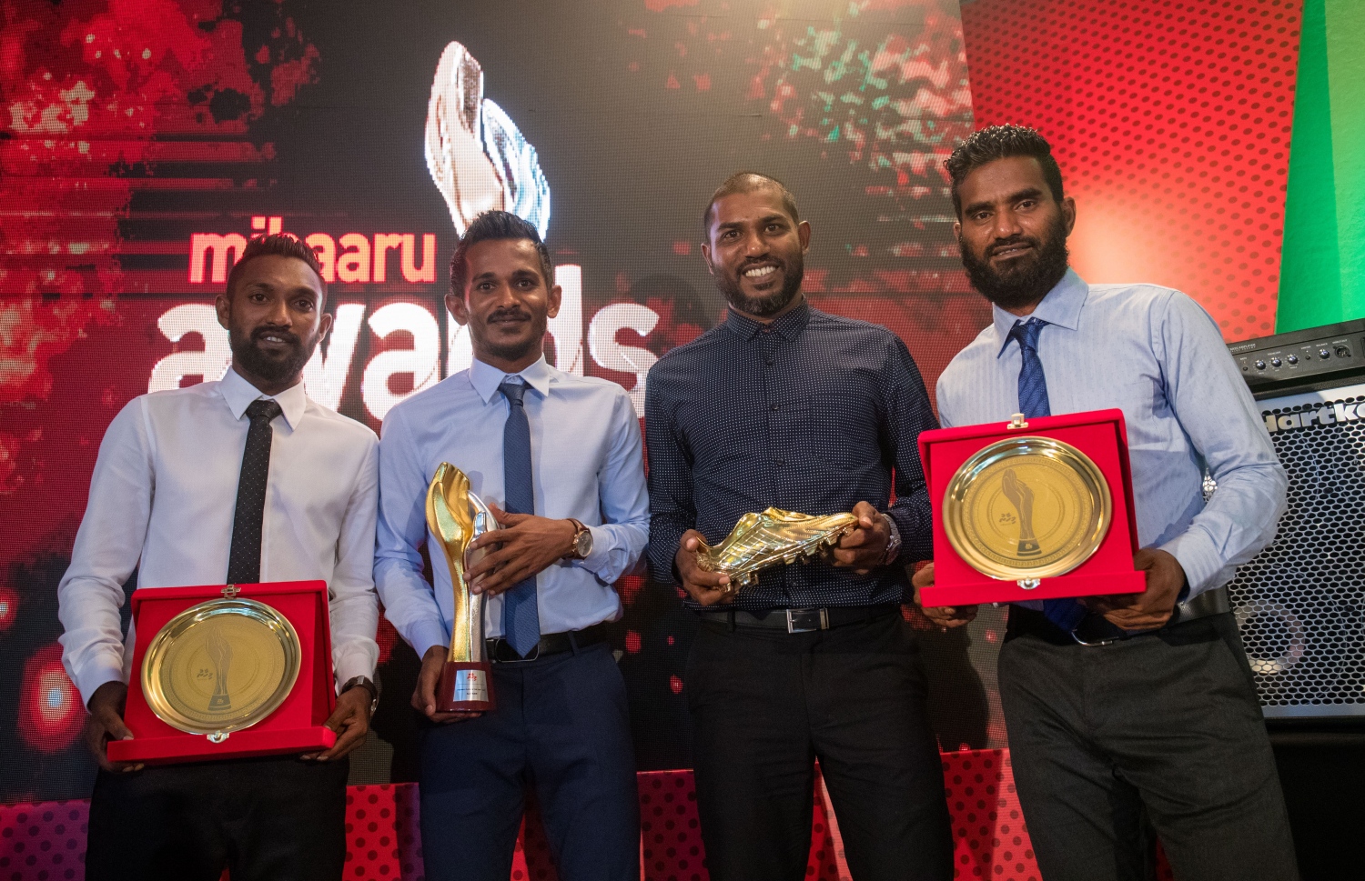 އެންމެ މޮޅު ފުޓްބޯޅަ ކުޅުންތެރިޔާ ސެންޓޭ (ވ-2) އާއި ދެ ވަނަ ކުޅުންތެރިޔާ އުމެއިރު (ވ) އަދި ތިން ވަނަ ކުޅުންތެރިޔާ ދަގަނޑޭ (ކ) އެ ތިން ކުޅުންތެރިންނާ އެކު ނިއު ރޭޑިއަންޓަށް ކުޅޭ ގޯލްކީޕަރު އިމްރާންއާ އެކު. --ފޮޓޯ: އިމޭޖަސް އެމްވީ