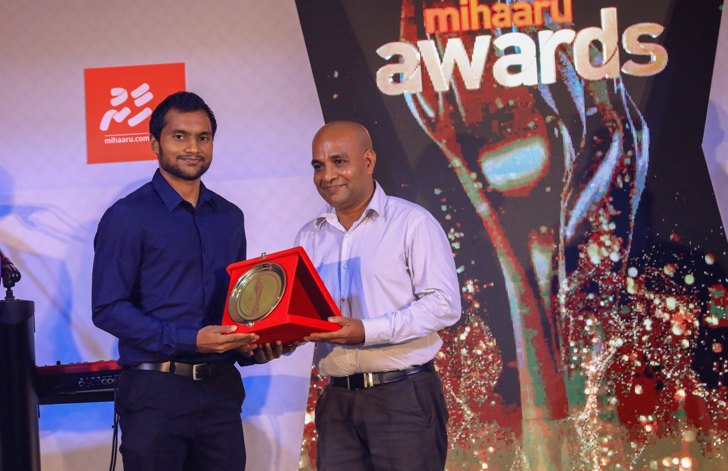 2017 ވަނަ އަހަރުގެ މިހާރު އެވޯޑްސްގައި އެންމެ މޮޅު ދެ ވަނަ އިންޑިވިޖުއަލް ފިރިހެން ކުޅިވަރު ކުޅުންތެރިޔާ ޒަޔާން ޒަކީ (ވ) އަށް އިމާދު ލަތީފް އިނާމް ދެއްވަނީ. --ފޮޓޯ: އިމޭޖަސް އެމްވީ