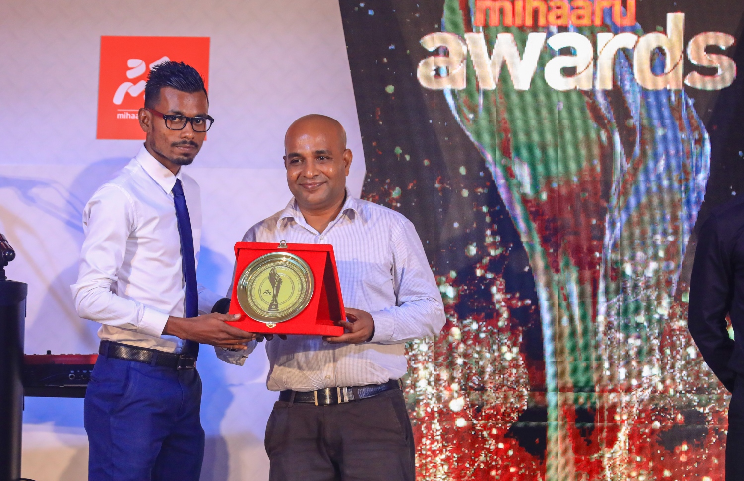 އެންމެ މޮޅު ތިން ވަނަ އިންޑިވިޖުއަލް ފިރިހެން ކުޅިވަރު ކުޅުންތެރިޔާ ޒައިދު (ވ) އަށް އިމާދު ލަތީފް އިނާމް ދެއްވަނީ. --ފޮޓޯ: އިމޭޖަސް އެމްވީ