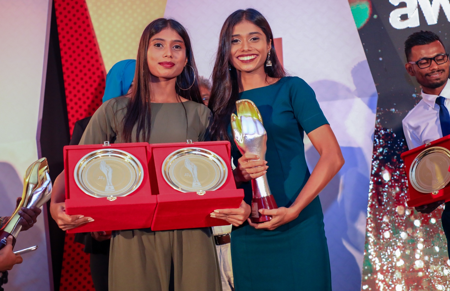 2017 ވަނަ އަހަރު އެންމެ މޮޅު އަންހެން އިންޑިވިޖުއަލް ކުޅުންތެރިޔާގެ މަގާމް ހޯދި ނަބާހާ (ކ) އަދި އެންމެ އުއްމީދީ އަންހެން އިންޑިވިޖުއަލް ކުޅުންތެރިޔާގެ މަގާމް ހޯދި އޭނާއާ އެއްމާބަނޑު ނަބީހާ. --ފޮޓޯ: އިމޭޖަސް އެމްވީ