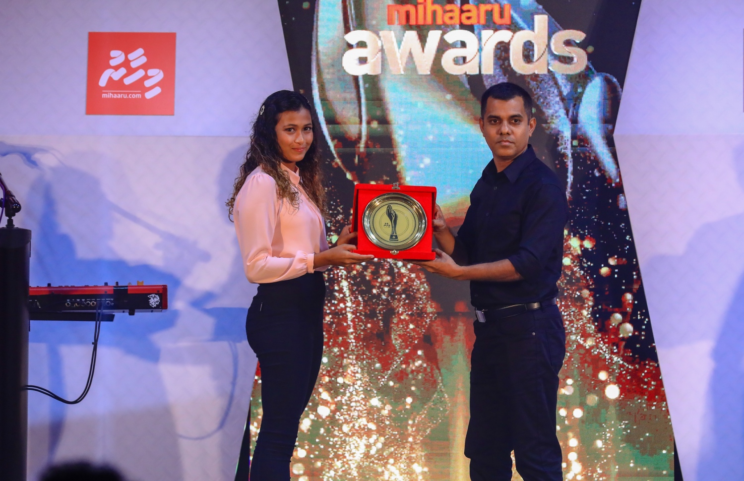 އެންމެ މޮޅު އަންހެން ތިން ވަނަ އިންޑިވިޖުއަލް ކުޅިވަރު ކުޅުންތެރިޔާ ސާޖިނާ (ވ) އަށް އަދީލް އެވޯޑް ދެއްވަނީ. --ފޮޓޯ: އިމޭޖަސް އެމްވީ