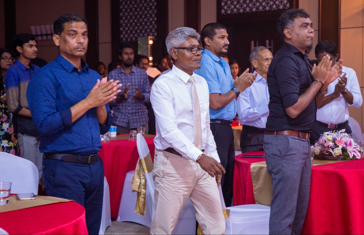 2017 ވަނަ އަހަރުގެ ޒާހިރު ނަސީރު އެވޯޑް ހާސިލްކުރެއްވި ހީނާ އަހުމަދު ސަލީމް. -- ފޮޓޯ: އިމޭޖަސް އެމްވީ