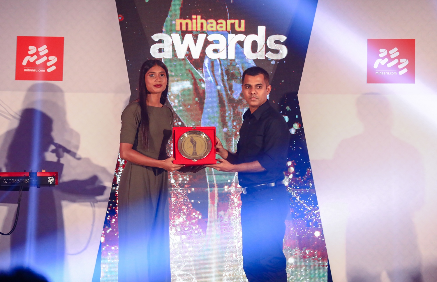 ޕެރެޑައިސް އައިލެންޑް ރިޒޯޓު: މޭ 5، 2018- ކުޅިވަރު ކުޅުންތެރިންނާއި ހިދުމަތްތެރިންގެ އަގު ފުޅާ ދާއިރާއެއްގައި ވަޒަންކުރުމުގެ ގޮތުން "މިހާރު" ނޫހުން ތައާރަފްކުރި "މިހާރު އެވޯޑްސް" ގެ ފުރަތަމަ އެވޯޑް ހަފުލާގެ ތެރެއިން.--- ފޮޓޯ: އިމޭޖަސް އެމްވީ