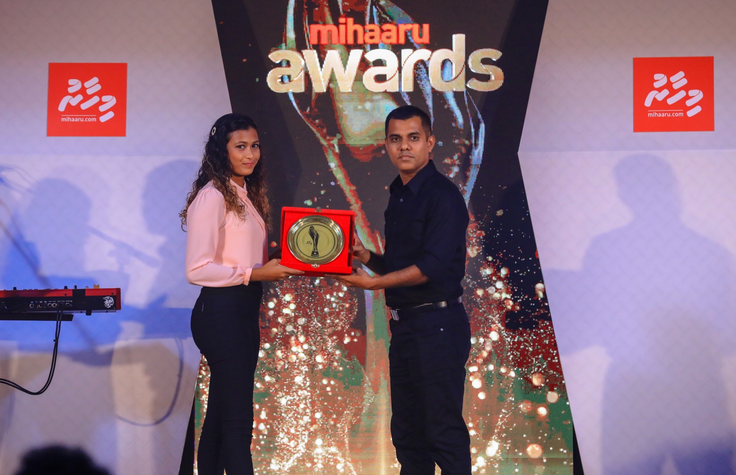 ޕެރެޑައިސް އައިލެންޑް ރިޒޯޓު: މޭ 5، 2018- ކުޅިވަރު ކުޅުންތެރިންނާއި ހިދުމަތްތެރިންގެ އަގު ފުޅާ ދާއިރާއެއްގައި ވަޒަންކުރުމުގެ ގޮތުން "މިހާރު" ނޫހުން ތައާރަފްކުރި "މިހާރު އެވޯޑްސް" ގެ ފުރަތަމަ އެވޯޑް ހަފުލާގެ ތެރެއިން.--- ފޮޓޯ: އިމޭޖަސް އެމްވީ