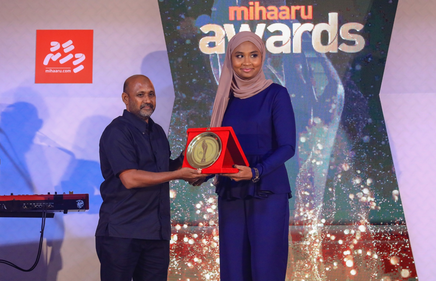 ޕެރެޑައިސް އައިލެންޑް ރިޒޯޓު: މޭ 5، 2018- ކުޅިވަރު ކުޅުންތެރިންނާއި ހިދުމަތްތެރިންގެ އަގު ފުޅާ ދާއިރާއެއްގައި ވަޒަންކުރުމުގެ ގޮތުން "މިހާރު" ނޫހުން ތައާރަފްކުރި "މިހާރު އެވޯޑްސް" ގެ ފުރަތަމަ އެވޯޑް ހަފުލާގެ ތެރެއިން.--- ފޮޓޯ: އިމޭޖަސް އެމްވީ