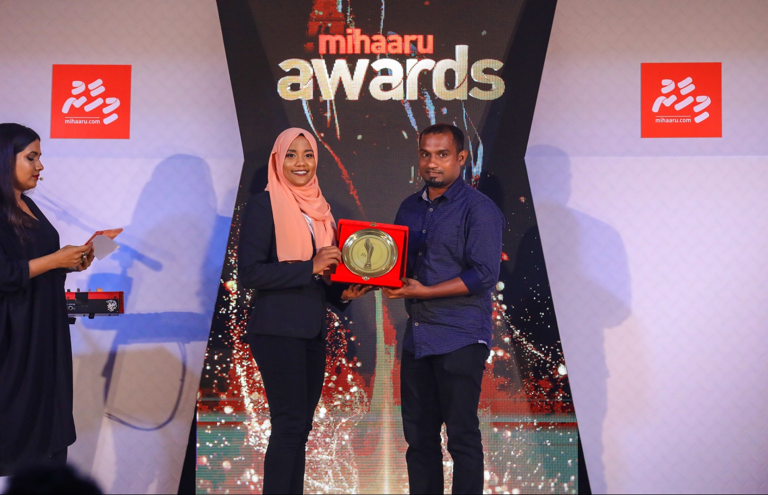 ޕެރެޑައިސް އައިލެންޑް ރިޒޯޓު: މޭ 5، 2018- ކުޅިވަރު ކުޅުންތެރިންނާއި ހިދުމަތްތެރިންގެ އަގު ފުޅާ ދާއިރާއެއްގައި ވަޒަންކުރުމުގެ ގޮތުން "މިހާރު" ނޫހުން ތައާރަފްކުރި "މިހާރު އެވޯޑްސް" ގެ ފުރަތަމަ އެވޯޑް ހަފުލާގެ ތެރެއިން.--- ފޮޓޯ: އިމޭޖަސް އެމްވީ