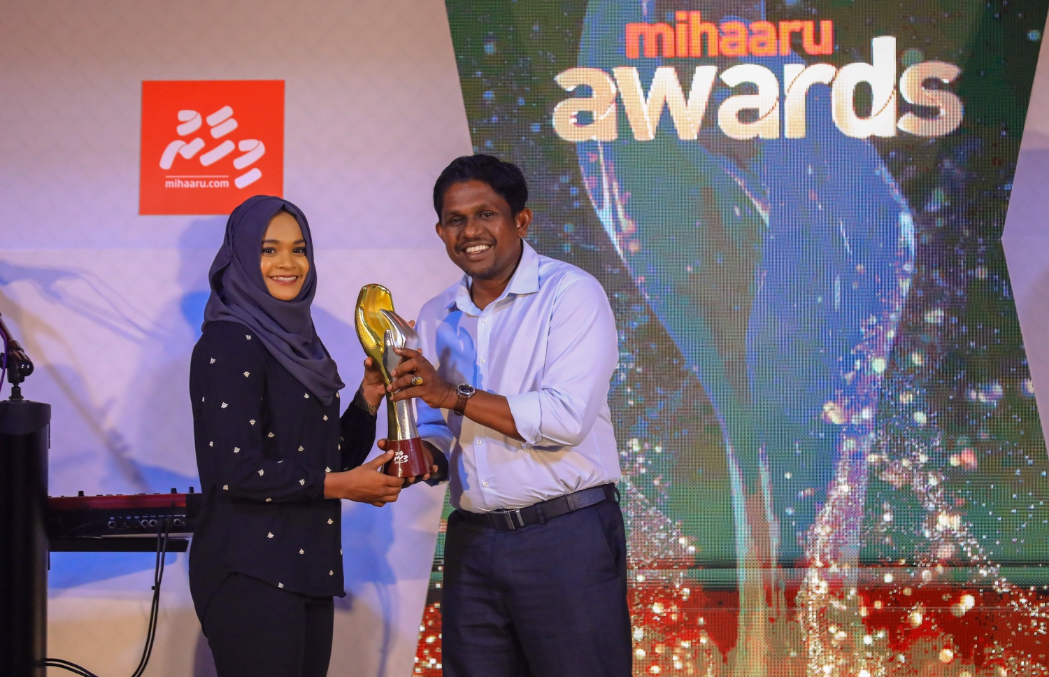 ޕެރެޑައިސް އައިލެންޑް ރިޒޯޓު: މޭ 5، 2018- ކުޅިވަރު ކުޅުންތެރިންނާއި ހިދުމަތްތެރިންގެ އަގު ފުޅާ ދާއިރާއެއްގައި ވަޒަންކުރުމުގެ ގޮތުން "މިހާރު" ނޫހުން ތައާރަފްކުރި "މިހާރު އެވޯޑްސް" ގެ ފުރަތަމަ އެވޯޑް ހަފުލާގެ ތެރެއިން.--- ފޮޓޯ: އިމޭޖަސް އެމްވީ