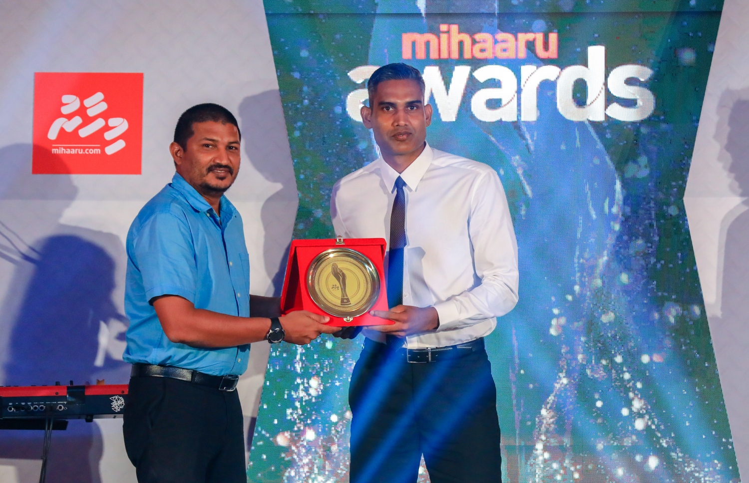 ޕެރެޑައިސް އައިލެންޑް ރިޒޯޓު: މޭ 5، 2018- ކުޅިވަރު ކުޅުންތެރިންނާއި ހިދުމަތްތެރިންގެ އަގު ފުޅާ ދާއިރާއެއްގައި ވަޒަންކުރުމުގެ ގޮތުން "މިހާރު" ނޫހުން ތައާރަފްކުރި "މިހާރު އެވޯޑްސް" ގެ ފުރަތަމަ އެވޯޑް ހަފުލާގެ ތެރެއިން.--- ފޮޓޯ: އިމޭޖަސް އެމްވީ