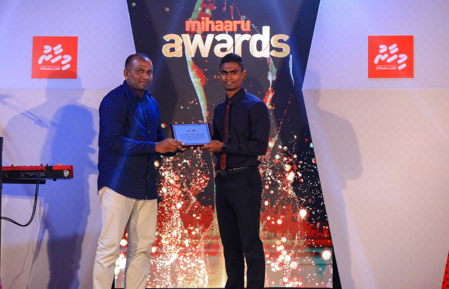 ޕެރެޑައިސް އައިލެންޑް ރިޒޯޓު: މޭ 5، 2018- ކުޅިވަރު ކުޅުންތެރިންނާއި ހިދުމަތްތެރިންގެ އަގު ފުޅާ ދާއިރާއެއްގައި ވަޒަންކުރުމުގެ ގޮތުން "މިހާރު" ނޫހުން ތައާރަފްކުރި "މިހާރު އެވޯޑްސް" ގެ ފުރަތަމަ އެވޯޑް ހަފުލާގެ ތެރެއިން.--- ފޮޓޯ: އިމޭޖަސް އެމްވީ