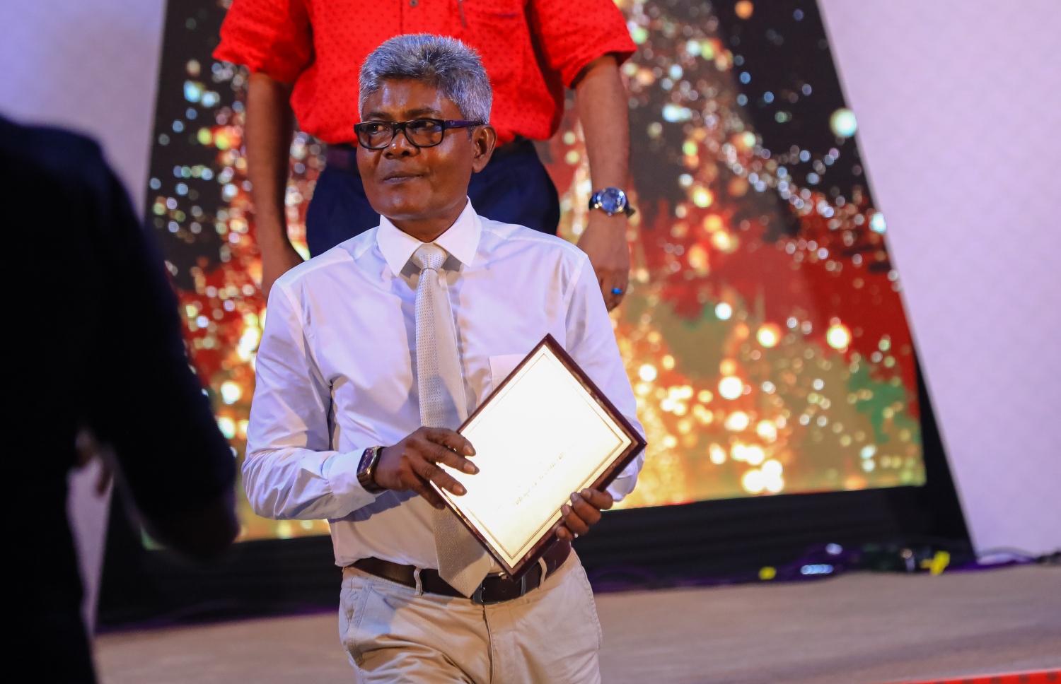 ހީނާ ސަލީމް ހަނދާނީ ފިލައާ އެކު. -- ފޮޓޯ: އިމޭޖަސް އެމްވީ